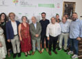 La Federación para el Desarrollo de la Sierra y Mancha Conquense, ADESIMAN, ha recogido hoy el Premio Regional de Medio Ambiente de Castilla-La Mancha 2026, en la categoría vinculada a las energías renovables, la movilidad sostenible y la eficiencia energética, concedido por el Gobierno regional a través de la Consejería de Desarrollo Sostenible. El galardón reconoce la apuesta de la entidad por el desarrollo rural sostenible, la transición energética y el impulso de comunidades energéticas locales en los municipios de la Sierra y Mancha Conquense. La entrega se ha celebrado en Ocaña, en el marco del acto institucional del Día Regional del Medio Ambiente 2026, en el que el Gobierno de Castilla-La Mancha ha reconocido a 13 proyectos, entidades y profesionales de la región por su contribución a la sostenibilidad, la conservación del entorno, la acción climática y la generación de oportunidades desde el respeto al medio ambiente. Este reconocimiento pone en valor el trabajo que ADESIMAN viene desarrollando a través de su Oficina de Transformación Comunitaria, una herramienta de asesoramiento, acompañamiento y dinamización territorial orientada a facilitar que ayuntamientos, ciudadanía, pequeñas empresas y entidades locales puedan participar de forma activa en nuevos modelos de producción, consumo y gestión compartida de la energía. El presidente de ADESIMAN, Víctor Jiménez, ha expresado el agradecimiento de la entidad por un galardón que considera compartido con todo el territorio: “Recibimos este premio con enorme gratitud y también con responsabilidad. Es un reconocimiento al esfuerzo de muchos municipios, alcaldías, técnicos, entidades colaboradoras y vecinos que están demostrando que la transición energética también puede construirse desde los pueblos, con proyectos cercanos, útiles y adaptados a la realidad del medio rural”. Jiménez ha trasladado el agradecimiento de ADESIMAN al Gobierno de Castilla-La Mancha y a la Consejería de Desarrollo Sostenible “por visibilizar el trabajo que se realiza desde los Grupos de Desarrollo Rural y por reconocer que los pequeños municipios no solo forman parte de la transición ecológica, sino que pueden ser protagonistas de ella”. En este sentido, ha subrayado que el premio “anima a seguir trabajando para que la sostenibilidad sea una oportunidad real de ahorro, participación, innovación y futuro para la Sierra y Mancha Conquense”. La entidad ha destacado, de igual forma, la importancia de la colaboración con el Ministerio para la Transición Ecológica y el Reto Demográfico, MITECO, y con el Instituto para la Diversificación y Ahorro de la Energía, IDAE, en el marco de las políticas estatales de impulso a las Oficinas de Transformación Comunitaria y a las comunidades energéticas. Este apoyo ha sido clave para consolidar una línea de trabajo que permite acercar la transición energética a los pueblos y facilitar que los beneficios ambientales, económicos y sociales de las energías renovables lleguen también al medio rural. ADESIMAN también ha destacado la relevancia del trabajo compartido con el Grupo Motor para la Transición Energética, con REDEIA y con Emprendedorex, parte fundamental de ese grupo motor, en la generación de conocimiento, el intercambio de experiencias y el impulso de herramientas prácticas para que los Grupos de Acción Local y otros agentes territoriales puedan liderar procesos de transición energética desde una perspectiva rural, participativa y cooperativa. El proyecto desarrollado por ADESIMAN se basa en una idea sencilla pero transformadora: que los municipios rurales no sean meros espectadores de la transición energética, sino protagonistas activos de un cambio que puede contribuir al ahorro energético, a la mejora de la sostenibilidad local, a la participación ciudadana y a la generación de nuevas oportunidades de desarrollo. Con ese enfoque, el Grupo de Desarrollo Rural está acompañando a los municipios de la Sierra y Mancha Conquense en la creación de comunidades energéticas locales, ofreciendo información, apoyo técnico y orientación para que cada proyecto pueda adaptarse a las características de cada localidad. La iniciativa refuerza, además, el papel de los ayuntamientos, las entidades locales, el tejido social y la ciudadanía como agentes esenciales para avanzar hacia modelos energéticos más democráticos, eficientes y sostenibles. Además, la experiencia desarrollada por ADESIMAN a través de esta Oficina de Transformación Comunitaria ha servido de base para la creación de un proyecto de cooperación de ámbito regional en el que participan 13 Grupos de Desarrollo Rural de Castilla-La Mancha. Esta iniciativa plantea avanzar en la creación de comunidades energéticas desde el territorio, apoyándose en Oficinas de Transformación Energética y en el uso de herramientas de inteligencia artificial para mejorar la información, el asesoramiento, la gestión de datos y el acompañamiento técnico a los promotores. Para el Grupo, este premio es un reconocimiento colectivo al compromiso de los municipios, alcaldías, entidades colaboradoras, técnicos, ciudadanía y agentes del territorio que están participando en el despliegue de un modelo energético más cercano, cooperativo y vinculado al desarrollo rural. La Federación considera, asimismo, que la transición energética representa una oportunidad estratégica para los pequeños municipios, no solo desde el punto de vista ambiental, sino también como herramienta para reducir costes, fortalecer la autonomía local, mejorar la cohesión territorial y avanzar en nuevas formas de innovación social en el medio rural. Con este galardón, ADESIMAN reafirma su compromiso con la sostenibilidad, la acción climática y el desarrollo equilibrado de la Sierra y Mancha Conquense, y continuará trabajando para que las comunidades energéticas locales se consoliden como una herramienta útil, realista y transformadora al servicio de los pueblos.