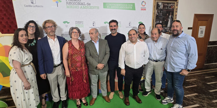 ADESIMAN recoge el Premio Regional de Medio Ambiente de Castilla-La Mancha por su impulso a la transición energética en el medio rural 1 La Federación para el Desarrollo de la Sierra y Mancha Conquense, ADESIMAN, ha recogido hoy el Premio Regional de Medio Ambiente de Castilla-La Mancha 2026, en la categoría vinculada a las energías renovables, la movilidad sostenible y la eficiencia energética, concedido por el Gobierno regional a través de la Consejería de Desarrollo Sostenible. El galardón reconoce la apuesta de la entidad por el desarrollo rural sostenible, la transición energética y el impulso de comunidades energéticas locales en los municipios de la Sierra y Mancha Conquense. La entrega se ha celebrado en Ocaña, en el marco del acto institucional del Día Regional del Medio Ambiente 2026, en el que el Gobierno de Castilla-La Mancha ha reconocido a 13 proyectos, entidades y profesionales de la región por su contribución a la sostenibilidad, la conservación del entorno, la acción climática y la generación de oportunidades desde el respeto al medio ambiente. Este reconocimiento pone en valor el trabajo que ADESIMAN viene desarrollando a través de su Oficina de Transformación Comunitaria, una herramienta de asesoramiento, acompañamiento y dinamización territorial orientada a facilitar que ayuntamientos, ciudadanía, pequeñas empresas y entidades locales puedan participar de forma activa en nuevos modelos de producción, consumo y gestión compartida de la energía. El presidente de ADESIMAN, Víctor Jiménez, ha expresado el agradecimiento de la entidad por un galardón que considera compartido con todo el territorio: “Recibimos este premio con enorme gratitud y también con responsabilidad. Es un reconocimiento al esfuerzo de muchos municipios, alcaldías, técnicos, entidades colaboradoras y vecinos que están demostrando que la transición energética también puede construirse desde los pueblos, con proyectos cercanos, útiles y adaptados a la realidad del medio rural”. Jiménez ha trasladado el agradecimiento de ADESIMAN al Gobierno de Castilla-La Mancha y a la Consejería de Desarrollo Sostenible “por visibilizar el trabajo que se realiza desde los Grupos de Desarrollo Rural y por reconocer que los pequeños municipios no solo forman parte de la transición ecológica, sino que pueden ser protagonistas de ella”. En este sentido, ha subrayado que el premio “anima a seguir trabajando para que la sostenibilidad sea una oportunidad real de ahorro, participación, innovación y futuro para la Sierra y Mancha Conquense”. La entidad ha destacado, de igual forma, la importancia de la colaboración con el Ministerio para la Transición Ecológica y el Reto Demográfico, MITECO, y con el Instituto para la Diversificación y Ahorro de la Energía, IDAE, en el marco de las políticas estatales de impulso a las Oficinas de Transformación Comunitaria y a las comunidades energéticas. Este apoyo ha sido clave para consolidar una línea de trabajo que permite acercar la transición energética a los pueblos y facilitar que los beneficios ambientales, económicos y sociales de las energías renovables lleguen también al medio rural. ADESIMAN también ha destacado la relevancia del trabajo compartido con el Grupo Motor para la Transición Energética, con REDEIA y con Emprendedorex, parte fundamental de ese grupo motor, en la generación de conocimiento, el intercambio de experiencias y el impulso de herramientas prácticas para que los Grupos de Acción Local y otros agentes territoriales puedan liderar procesos de transición energética desde una perspectiva rural, participativa y cooperativa. El proyecto desarrollado por ADESIMAN se basa en una idea sencilla pero transformadora: que los municipios rurales no sean meros espectadores de la transición energética, sino protagonistas activos de un cambio que puede contribuir al ahorro energético, a la mejora de la sostenibilidad local, a la participación ciudadana y a la generación de nuevas oportunidades de desarrollo. Con ese enfoque, el Grupo de Desarrollo Rural está acompañando a los municipios de la Sierra y Mancha Conquense en la creación de comunidades energéticas locales, ofreciendo información, apoyo técnico y orientación para que cada proyecto pueda adaptarse a las características de cada localidad. La iniciativa refuerza, además, el papel de los ayuntamientos, las entidades locales, el tejido social y la ciudadanía como agentes esenciales para avanzar hacia modelos energéticos más democráticos, eficientes y sostenibles. Además, la experiencia desarrollada por ADESIMAN a través de esta Oficina de Transformación Comunitaria ha servido de base para la creación de un proyecto de cooperación de ámbito regional en el que participan 13 Grupos de Desarrollo Rural de Castilla-La Mancha. Esta iniciativa plantea avanzar en la creación de comunidades energéticas desde el territorio, apoyándose en Oficinas de Transformación Energética y en el uso de herramientas de inteligencia artificial para mejorar la información, el asesoramiento, la gestión de datos y el acompañamiento técnico a los promotores. Para el Grupo, este premio es un reconocimiento colectivo al compromiso de los municipios, alcaldías, entidades colaboradoras, técnicos, ciudadanía y agentes del territorio que están participando en el despliegue de un modelo energético más cercano, cooperativo y vinculado al desarrollo rural. La Federación considera, asimismo, que la transición energética representa una oportunidad estratégica para los pequeños municipios, no solo desde el punto de vista ambiental, sino también como herramienta para reducir costes, fortalecer la autonomía local, mejorar la cohesión territorial y avanzar en nuevas formas de innovación social en el medio rural. Con este galardón, ADESIMAN reafirma su compromiso con la sostenibilidad, la acción climática y el desarrollo equilibrado de la Sierra y Mancha Conquense, y continuará trabajando para que las comunidades energéticas locales se consoliden como una herramienta útil, realista y transformadora al servicio de los pueblos.