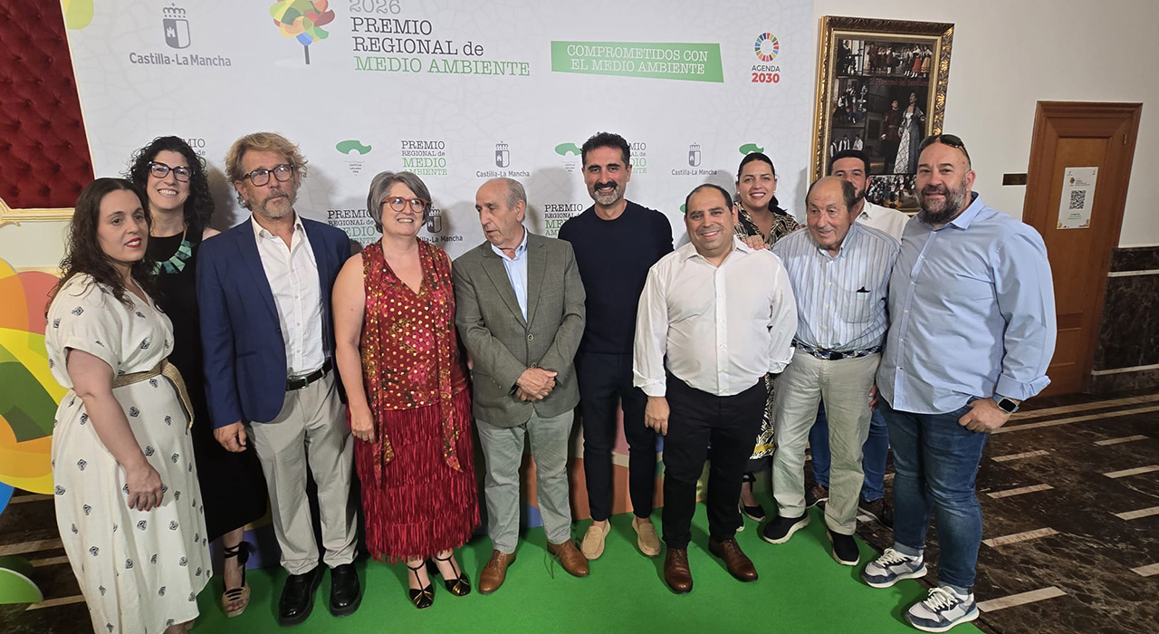 ADESIMAN recoge el Premio Regional de Medio Ambiente de Castilla-La Mancha por su impulso a la transición energética en el medio rural 2 La Federación para el Desarrollo de la Sierra y Mancha Conquense, ADESIMAN, ha recogido hoy el Premio Regional de Medio Ambiente de Castilla-La Mancha 2026, en la categoría vinculada a las energías renovables, la movilidad sostenible y la eficiencia energética, concedido por el Gobierno regional a través de la Consejería de Desarrollo Sostenible. El galardón reconoce la apuesta de la entidad por el desarrollo rural sostenible, la transición energética y el impulso de comunidades energéticas locales en los municipios de la Sierra y Mancha Conquense.
La entrega se ha celebrado en Ocaña, en el marco del acto institucional del Día Regional del Medio Ambiente 2026, en el que el Gobierno de Castilla-La Mancha ha reconocido a 13 proyectos, entidades y profesionales de la región por su contribución a la sostenibilidad, la conservación del entorno, la acción climática y la generación de oportunidades desde el respeto al medio ambiente.
Este reconocimiento pone en valor el trabajo que ADESIMAN viene desarrollando a través de su Oficina de Transformación Comunitaria, una herramienta de asesoramiento, acompañamiento y dinamización territorial orientada a facilitar que ayuntamientos, ciudadanía, pequeñas empresas y entidades locales puedan participar de forma activa en nuevos modelos de producción, consumo y gestión compartida de la energía.
El presidente de ADESIMAN, Víctor Jiménez, ha expresado el agradecimiento de la entidad por un galardón que considera compartido con todo el territorio: “Recibimos este premio con enorme gratitud y también con responsabilidad. Es un reconocimiento al esfuerzo de muchos municipios, alcaldías, técnicos, entidades colaboradoras y vecinos que están demostrando que la transición energética también puede construirse desde los pueblos, con proyectos cercanos, útiles y adaptados a la realidad del medio rural”.
Jiménez ha trasladado el agradecimiento de ADESIMAN al Gobierno de Castilla-La Mancha y a la Consejería de Desarrollo Sostenible “por visibilizar el trabajo que se realiza desde los Grupos de Desarrollo Rural y por reconocer que los pequeños municipios no solo forman parte de la transición ecológica, sino que pueden ser protagonistas de ella”. En este sentido, ha subrayado que el premio “anima a seguir trabajando para que la sostenibilidad sea una oportunidad real de ahorro, participación, innovación y futuro para la Sierra y Mancha Conquense”.
La entidad ha destacado, de igual forma, la importancia de la colaboración con el Ministerio para la Transición Ecológica y el Reto Demográfico, MITECO, y con el Instituto para la Diversificación y Ahorro de la Energía, IDAE, en el marco de las políticas estatales de impulso a las Oficinas de Transformación Comunitaria y a las comunidades energéticas. Este apoyo ha sido clave para consolidar una línea de trabajo que permite acercar la transición energética a los pueblos y facilitar que los beneficios ambientales, económicos y sociales de las energías renovables lleguen también al medio rural.
ADESIMAN también ha destacado la relevancia del trabajo compartido con el Grupo Motor para la Transición Energética, con REDEIA y con Emprendedorex, parte fundamental de ese grupo motor, en la generación de conocimiento, el intercambio de experiencias y el impulso de herramientas prácticas para que los Grupos de Acción Local y otros agentes territoriales puedan liderar procesos de transición energética desde una perspectiva rural, participativa y cooperativa.
El proyecto desarrollado por ADESIMAN se basa en una idea sencilla pero transformadora: que los municipios rurales no sean meros espectadores de la transición energética, sino protagonistas activos de un cambio que puede contribuir al ahorro energético, a la mejora de la sostenibilidad local, a la participación ciudadana y a la generación de nuevas oportunidades de desarrollo.
Con ese enfoque, el Grupo de Desarrollo Rural está acompañando a los municipios de la Sierra y Mancha Conquense en la creación de comunidades energéticas locales, ofreciendo información, apoyo técnico y orientación para que cada proyecto pueda adaptarse a las características de cada localidad. La iniciativa refuerza, además, el papel de los ayuntamientos, las entidades locales, el tejido social y la ciudadanía como agentes esenciales para avanzar hacia modelos energéticos más democráticos, eficientes y sostenibles.
Además, la experiencia desarrollada por ADESIMAN a través de esta Oficina de Transformación Comunitaria ha servido de base para la creación de un proyecto de cooperación de ámbito regional en el que participan 13 Grupos de Desarrollo Rural de Castilla-La Mancha. Esta iniciativa plantea avanzar en la creación de comunidades energéticas desde el territorio, apoyándose en Oficinas de Transformación Energética y en el uso de herramientas de inteligencia artificial para mejorar la información, el asesoramiento, la gestión de datos y el acompañamiento técnico a los promotores.
Para el Grupo, este premio es un reconocimiento colectivo al compromiso de los municipios, alcaldías, entidades colaboradoras, técnicos, ciudadanía y agentes del territorio que están participando en el despliegue de un modelo energético más cercano, cooperativo y vinculado al desarrollo rural. La Federación considera, asimismo, que la transición energética representa una oportunidad estratégica para los pequeños municipios, no solo desde el punto de vista ambiental, sino también como herramienta para reducir costes, fortalecer la autonomía local, mejorar la cohesión territorial y avanzar en nuevas formas de innovación social en el medio rural.
Con este galardón, ADESIMAN reafirma su compromiso con la sostenibilidad, la acción climática y el desarrollo equilibrado de la Sierra y Mancha Conquense, y continuará trabajando para que las comunidades energéticas locales se consoliden como una herramienta útil, realista y transformadora al servicio de los pueblos.