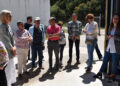 El Gobierno de Castilla-La Mancha ha finalizado la construcción de una nueva planta de ósmosis inversa en la Mancomunidad del Río Guadiela (Cuenca). Esta infraestructura mejorará el suministro de agua potable para los 1.400 vecinos de once municipios de la comarca, solucionando de forma definitiva la presencia de residuos y los continuos problemas de cal en las tuberías. La delegada de la Junta en Cuenca, Marian López, ha visitado este lunes las instalaciones de la Estación de Tratamiento de Agua Potable (ETAP) junto a los alcaldes de las localidades afectadas y el delegado provincial de Desarrollo Sostenible, José Ignacio Benito. La planta, que ha requerido una inversión de 876.000 euros, comenzará a operar en cuanto la Confederación Hidrográfica del Guadiana valide los últimos requerimientos técnicos. El origen del problema hídrico de esta comarca radica en el embalse de La Ruidera, del cual se abastece la mancomunidad. Al discurrir por terrenos yesosos, el cauce acumula elevadas concentraciones de sulfatos —una situación que se agrava durante los meses de verano— y una cantidad de cal que provocaba taponamientos y averías constantes en las redes de suministro municipales. Los pueblos que se beneficiarán de este sistema de filtrado son San Pedro Palmiches, Canalejas del Arroyo, Castejón, Alcohujate, Cañaveruelas, Villalba del Rey, Buciegas, Olmeda de la Cuesta, Gascueña, Tinajas y Portalrubio de Guadamejud. La inversión supera los 600 euros por habitante, una cifra destinada a blindar los servicios esenciales frente a la despoblación. Además, la Junta estudiará futuras ampliaciones, ya que las instalaciones están dimensionadas para incorporar a más localidades si fuera necesario. El fin de una paradoja histórica en los municipios ribereños Esta actuación se enmarca dentro del convenio de 40 millones de euros suscrito entre la Administración regional y el Ministerio para la Transición Ecológica, destinado específicamente a los municipios ribereños de los embalses de Entrepeñas y Buendía. Como hemos ido documentando en la hemeroteca de Liberal de Castilla, garantizar un abastecimiento digno y de calidad ha sido una de las demandas más persistentes de estas poblaciones de Cuenca y Guadalajara en la última década. Durante años, los vecinos de la Mancomunidad del Río Guadiela han convivido con la paradoja de sufrir un suministro deficiente y averías por la dureza del agua, a pesar de encontrarse en el entorno de los grandes pantanos de cabecera. La puesta en marcha de esta planta de ósmosis no solo da respuesta técnica a las averías por cal, sino que materializa una de las inversiones más esperadas para saldar el déficit histórico de infraestructuras básicas en los pueblos afectados por la servidumbre hidrológica.