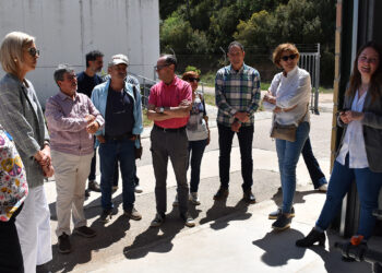 El Gobierno de Castilla-La Mancha ha finalizado la construcción de una nueva planta de ósmosis inversa en la Mancomunidad del Río Guadiela (Cuenca). Esta infraestructura mejorará el suministro de agua potable para los 1.400 vecinos de once municipios de la comarca, solucionando de forma definitiva la presencia de residuos y los continuos problemas de cal en las tuberías. La delegada de la Junta en Cuenca, Marian López, ha visitado este lunes las instalaciones de la Estación de Tratamiento de Agua Potable (ETAP) junto a los alcaldes de las localidades afectadas y el delegado provincial de Desarrollo Sostenible, José Ignacio Benito. La planta, que ha requerido una inversión de 876.000 euros, comenzará a operar en cuanto la Confederación Hidrográfica del Guadiana valide los últimos requerimientos técnicos. El origen del problema hídrico de esta comarca radica en el embalse de La Ruidera, del cual se abastece la mancomunidad. Al discurrir por terrenos yesosos, el cauce acumula elevadas concentraciones de sulfatos —una situación que se agrava durante los meses de verano— y una cantidad de cal que provocaba taponamientos y averías constantes en las redes de suministro municipales. Los pueblos que se beneficiarán de este sistema de filtrado son San Pedro Palmiches, Canalejas del Arroyo, Castejón, Alcohujate, Cañaveruelas, Villalba del Rey, Buciegas, Olmeda de la Cuesta, Gascueña, Tinajas y Portalrubio de Guadamejud. La inversión supera los 600 euros por habitante, una cifra destinada a blindar los servicios esenciales frente a la despoblación. Además, la Junta estudiará futuras ampliaciones, ya que las instalaciones están dimensionadas para incorporar a más localidades si fuera necesario. El fin de una paradoja histórica en los municipios ribereños Esta actuación se enmarca dentro del convenio de 40 millones de euros suscrito entre la Administración regional y el Ministerio para la Transición Ecológica, destinado específicamente a los municipios ribereños de los embalses de Entrepeñas y Buendía. Como hemos ido documentando en la hemeroteca de Liberal de Castilla, garantizar un abastecimiento digno y de calidad ha sido una de las demandas más persistentes de estas poblaciones de Cuenca y Guadalajara en la última década. Durante años, los vecinos de la Mancomunidad del Río Guadiela han convivido con la paradoja de sufrir un suministro deficiente y averías por la dureza del agua, a pesar de encontrarse en el entorno de los grandes pantanos de cabecera. La puesta en marcha de esta planta de ósmosis no solo da respuesta técnica a las averías por cal, sino que materializa una de las inversiones más esperadas para saldar el déficit histórico de infraestructuras básicas en los pueblos afectados por la servidumbre hidrológica.