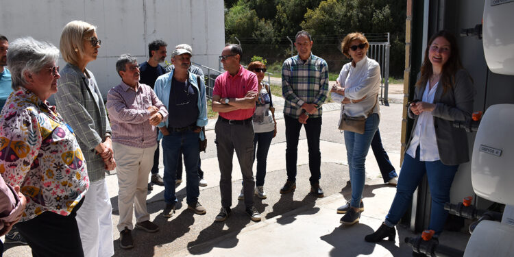 El Gobierno de Castilla-La Mancha ha finalizado la construcción de una nueva planta de ósmosis inversa en la Mancomunidad del Río Guadiela (Cuenca). Esta infraestructura mejorará el suministro de agua potable para los 1.400 vecinos de once municipios de la comarca, solucionando de forma definitiva la presencia de residuos y los continuos problemas de cal en las tuberías. La delegada de la Junta en Cuenca, Marian López, ha visitado este lunes las instalaciones de la Estación de Tratamiento de Agua Potable (ETAP) junto a los alcaldes de las localidades afectadas y el delegado provincial de Desarrollo Sostenible, José Ignacio Benito. La planta, que ha requerido una inversión de 876.000 euros, comenzará a operar en cuanto la Confederación Hidrográfica del Guadiana valide los últimos requerimientos técnicos. El origen del problema hídrico de esta comarca radica en el embalse de La Ruidera, del cual se abastece la mancomunidad. Al discurrir por terrenos yesosos, el cauce acumula elevadas concentraciones de sulfatos —una situación que se agrava durante los meses de verano— y una cantidad de cal que provocaba taponamientos y averías constantes en las redes de suministro municipales. Los pueblos que se beneficiarán de este sistema de filtrado son San Pedro Palmiches, Canalejas del Arroyo, Castejón, Alcohujate, Cañaveruelas, Villalba del Rey, Buciegas, Olmeda de la Cuesta, Gascueña, Tinajas y Portalrubio de Guadamejud. La inversión supera los 600 euros por habitante, una cifra destinada a blindar los servicios esenciales frente a la despoblación. Además, la Junta estudiará futuras ampliaciones, ya que las instalaciones están dimensionadas para incorporar a más localidades si fuera necesario. El fin de una paradoja histórica en los municipios ribereños Esta actuación se enmarca dentro del convenio de 40 millones de euros suscrito entre la Administración regional y el Ministerio para la Transición Ecológica, destinado específicamente a los municipios ribereños de los embalses de Entrepeñas y Buendía. Como hemos ido documentando en la hemeroteca de Liberal de Castilla, garantizar un abastecimiento digno y de calidad ha sido una de las demandas más persistentes de estas poblaciones de Cuenca y Guadalajara en la última década. Durante años, los vecinos de la Mancomunidad del Río Guadiela han convivido con la paradoja de sufrir un suministro deficiente y averías por la dureza del agua, a pesar de encontrarse en el entorno de los grandes pantanos de cabecera. La puesta en marcha de esta planta de ósmosis no solo da respuesta técnica a las averías por cal, sino que materializa una de las inversiones más esperadas para saldar el déficit histórico de infraestructuras básicas en los pueblos afectados por la servidumbre hidrológica.