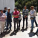 El Gobierno de Castilla-La Mancha ha finalizado la construcción de una nueva planta de ósmosis inversa en la Mancomunidad del Río Guadiela (Cuenca). Esta infraestructura mejorará el suministro de agua potable para los 1.400 vecinos de once municipios de la comarca, solucionando de forma definitiva la presencia de residuos y los continuos problemas de cal en las tuberías. La delegada de la Junta en Cuenca, Marian López, ha visitado este lunes las instalaciones de la Estación de Tratamiento de Agua Potable (ETAP) junto a los alcaldes de las localidades afectadas y el delegado provincial de Desarrollo Sostenible, José Ignacio Benito. La planta, que ha requerido una inversión de 876.000 euros, comenzará a operar en cuanto la Confederación Hidrográfica del Guadiana valide los últimos requerimientos técnicos. El origen del problema hídrico de esta comarca radica en el embalse de La Ruidera, del cual se abastece la mancomunidad. Al discurrir por terrenos yesosos, el cauce acumula elevadas concentraciones de sulfatos —una situación que se agrava durante los meses de verano— y una cantidad de cal que provocaba taponamientos y averías constantes en las redes de suministro municipales. Los pueblos que se beneficiarán de este sistema de filtrado son San Pedro Palmiches, Canalejas del Arroyo, Castejón, Alcohujate, Cañaveruelas, Villalba del Rey, Buciegas, Olmeda de la Cuesta, Gascueña, Tinajas y Portalrubio de Guadamejud. La inversión supera los 600 euros por habitante, una cifra destinada a blindar los servicios esenciales frente a la despoblación. Además, la Junta estudiará futuras ampliaciones, ya que las instalaciones están dimensionadas para incorporar a más localidades si fuera necesario. El fin de una paradoja histórica en los municipios ribereños Esta actuación se enmarca dentro del convenio de 40 millones de euros suscrito entre la Administración regional y el Ministerio para la Transición Ecológica, destinado específicamente a los municipios ribereños de los embalses de Entrepeñas y Buendía. Como hemos ido documentando en la hemeroteca de Liberal de Castilla, garantizar un abastecimiento digno y de calidad ha sido una de las demandas más persistentes de estas poblaciones de Cuenca y Guadalajara en la última década. Durante años, los vecinos de la Mancomunidad del Río Guadiela han convivido con la paradoja de sufrir un suministro deficiente y averías por la dureza del agua, a pesar de encontrarse en el entorno de los grandes pantanos de cabecera. La puesta en marcha de esta planta de ósmosis no solo da respuesta técnica a las averías por cal, sino que materializa una de las inversiones más esperadas para saldar el déficit histórico de infraestructuras básicas en los pueblos afectados por la servidumbre hidrológica.