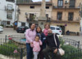 La lucha contra la despoblación en la provincia de Cuenca anota un nuevo avance este mes de mayo con la instalación de dos familias en los municipios de Cañete y El Provencio. En total, cinco nuevos residentes han llegado a estas localidades a través del Proyecto Arraigo, la iniciativa de la Diputación de Cuenca y los ayuntamientos diseñada para conectar el entorno rural con personas que buscan un cambio de vida. El programa trasciende la simple intermediación inmobiliaria para centrarse en la viabilidad económica de los recién llegados. El diputado de Reto Demográfico, Javier Cebrián, detalla que el equipo de ocho técnicos desplegado sobre el terreno actúa como enlace directo con el tejido empresarial de las comarcas. Solo durante el último mes, estos profesionales han localizado cinco oportunidades de emprendimiento —que incluyen la gestión de una piscina municipal, una panadería y una tienda de comestibles— y han canalizado once ofertas de empleo vacantes en sectores como la hostelería, la vigilancia, la carpintería y la logística. Revisando el archivo de Liberal de Castilla sobre la evolución del Proyecto Arraigo, los datos confirman una consolidación progresiva del programa en la provincia frente al declive demográfico. La iniciativa ha crecido hasta abarcar 36 pueblos este año, respaldada por un presupuesto de casi medio millón de euros del Ministerio de Transición Ecológica. Las cifras acumuladas evidencian el impacto de esta trayectoria continua: ya son 93 familias y 270 personas las que han echado raíces en el territorio conquense. Esta progresión histórica demuestra que la retención de población responde a un ecosistema integral y no a medidas aisladas. La llegada constante de habitantes se apoya en un trabajo de campo sostenido que ahora se ve reforzado por el marco normativo actual, sumando los incentivos de la Ley de Lucha Contra la Despoblación de Castilla-La Mancha y las bonificaciones estatales a la contratación en zonas despobladas.