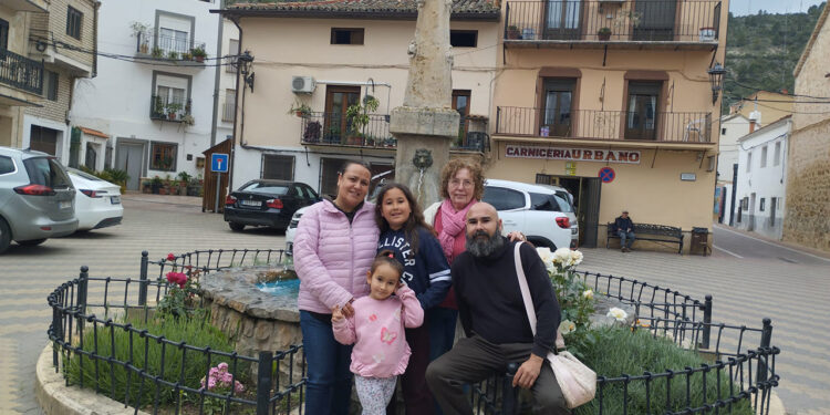 La lucha contra la despoblación en la provincia de Cuenca anota un nuevo avance este mes de mayo con la instalación de dos familias en los municipios de Cañete y El Provencio. En total, cinco nuevos residentes han llegado a estas localidades a través del Proyecto Arraigo, la iniciativa de la Diputación de Cuenca y los ayuntamientos diseñada para conectar el entorno rural con personas que buscan un cambio de vida. El programa trasciende la simple intermediación inmobiliaria para centrarse en la viabilidad económica de los recién llegados. El diputado de Reto Demográfico, Javier Cebrián, detalla que el equipo de ocho técnicos desplegado sobre el terreno actúa como enlace directo con el tejido empresarial de las comarcas. Solo durante el último mes, estos profesionales han localizado cinco oportunidades de emprendimiento —que incluyen la gestión de una piscina municipal, una panadería y una tienda de comestibles— y han canalizado once ofertas de empleo vacantes en sectores como la hostelería, la vigilancia, la carpintería y la logística. Revisando el archivo de Liberal de Castilla sobre la evolución del Proyecto Arraigo, los datos confirman una consolidación progresiva del programa en la provincia frente al declive demográfico. La iniciativa ha crecido hasta abarcar 36 pueblos este año, respaldada por un presupuesto de casi medio millón de euros del Ministerio de Transición Ecológica. Las cifras acumuladas evidencian el impacto de esta trayectoria continua: ya son 93 familias y 270 personas las que han echado raíces en el territorio conquense. Esta progresión histórica demuestra que la retención de población responde a un ecosistema integral y no a medidas aisladas. La llegada constante de habitantes se apoya en un trabajo de campo sostenido que ahora se ve reforzado por el marco normativo actual, sumando los incentivos de la Ley de Lucha Contra la Despoblación de Castilla-La Mancha y las bonificaciones estatales a la contratación en zonas despobladas.