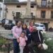 La lucha contra la despoblación en la provincia de Cuenca anota un nuevo avance este mes de mayo con la instalación de dos familias en los municipios de Cañete y El Provencio. En total, cinco nuevos residentes han llegado a estas localidades a través del Proyecto Arraigo, la iniciativa de la Diputación de Cuenca y los ayuntamientos diseñada para conectar el entorno rural con personas que buscan un cambio de vida. El programa trasciende la simple intermediación inmobiliaria para centrarse en la viabilidad económica de los recién llegados. El diputado de Reto Demográfico, Javier Cebrián, detalla que el equipo de ocho técnicos desplegado sobre el terreno actúa como enlace directo con el tejido empresarial de las comarcas. Solo durante el último mes, estos profesionales han localizado cinco oportunidades de emprendimiento —que incluyen la gestión de una piscina municipal, una panadería y una tienda de comestibles— y han canalizado once ofertas de empleo vacantes en sectores como la hostelería, la vigilancia, la carpintería y la logística. Revisando el archivo de Liberal de Castilla sobre la evolución del Proyecto Arraigo, los datos confirman una consolidación progresiva del programa en la provincia frente al declive demográfico. La iniciativa ha crecido hasta abarcar 36 pueblos este año, respaldada por un presupuesto de casi medio millón de euros del Ministerio de Transición Ecológica. Las cifras acumuladas evidencian el impacto de esta trayectoria continua: ya son 93 familias y 270 personas las que han echado raíces en el territorio conquense. Esta progresión histórica demuestra que la retención de población responde a un ecosistema integral y no a medidas aisladas. La llegada constante de habitantes se apoya en un trabajo de campo sostenido que ahora se ve reforzado por el marco normativo actual, sumando los incentivos de la Ley de Lucha Contra la Despoblación de Castilla-La Mancha y las bonificaciones estatales a la contratación en zonas despobladas.