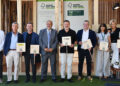 El Gobierno de Castilla-La Mancha aprobará antes de que finalice el año el I Plan Forestal autonómico, una hoja de ruta con horizonte hasta 2036 diseñada para incrementar la producción maderera y garantizar la sostenibilidad del medio natural. La estrategia busca generar actividad económica directa en los 3,8 millones de hectáreas de monte de la región, una inmensa superficie que coincide casi en su totalidad con las zonas más afectadas por la despoblación. El vicepresidente primero, José Luis Martínez Guijarro, ha detallado que este nuevo modelo de gestión permitirá extraer unos 700.000 metros cúbicos de madera anuales de los 120.000 millones disponibles. Para asegurar la demanda, el Ejecutivo aplicará en las próximas semanas la ‘Guía para la construcción con madera’. Esta normativa hará obligatorio el uso de estructuras de madera en todos los nuevos proyectos de edificación de la administración autonómica, una exigencia que a medio plazo también se extenderá a los ayuntamientos de la región. El anuncio se ha enmarcado en la celebración del 25 aniversario de FSC (Forest Stewardship Council) en el Museo Paleontológico de Castilla-La Mancha. Actualmente, la comunidad autónoma cuenta con más de 230.000 hectáreas en montes de utilidad pública certificadas con este estándar internacional. De esta cifra, 190.698 hectáreas pertenecen a entidades locales y 47.607 a la Junta de Comunidades. Además, para agilizar las relaciones entre las empresas del sector y la administración, se creará la figura de las Entidades Colaboradoras, reduciendo así la carga burocrática. La industrialización del monte como respuesta al reto demográfico Repasando el archivo regional de Liberal de Castilla, el debate sobre el aprovechamiento sostenible de los recursos forestales ha sido una constante durante el último año en toda la geografía castellanomanchega. Las publicaciones recientes han hecho un seguimiento de cómo diversos ayuntamientos y propietarios particulares de la comunidad han ido sumando hectáreas al sello de certificación FSC, buscando una rentabilidad económica que ayude a fijar población en las áreas rurales. La presentación de este I Plan Forestal conecta directamente con esa tendencia autonómica documentada. Al establecer la obligación de que la propia administración regional consuma madera en su obra pública, la Junta da respuesta a la demanda histórica del sector. La medida transforma la concepción tradicional del monte, pasando de la simple conservación a la creación de un motor industrial activo que busca revitalizar las zonas despobladas de Castilla-La Mancha.