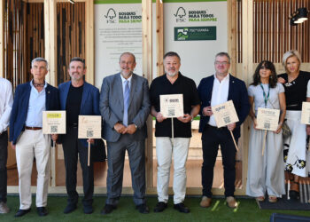 El Gobierno de Castilla-La Mancha aprobará antes de que finalice el año el I Plan Forestal autonómico, una hoja de ruta con horizonte hasta 2036 diseñada para incrementar la producción maderera y garantizar la sostenibilidad del medio natural. La estrategia busca generar actividad económica directa en los 3,8 millones de hectáreas de monte de la región, una inmensa superficie que coincide casi en su totalidad con las zonas más afectadas por la despoblación. El vicepresidente primero, José Luis Martínez Guijarro, ha detallado que este nuevo modelo de gestión permitirá extraer unos 700.000 metros cúbicos de madera anuales de los 120.000 millones disponibles. Para asegurar la demanda, el Ejecutivo aplicará en las próximas semanas la ‘Guía para la construcción con madera’. Esta normativa hará obligatorio el uso de estructuras de madera en todos los nuevos proyectos de edificación de la administración autonómica, una exigencia que a medio plazo también se extenderá a los ayuntamientos de la región. El anuncio se ha enmarcado en la celebración del 25 aniversario de FSC (Forest Stewardship Council) en el Museo Paleontológico de Castilla-La Mancha. Actualmente, la comunidad autónoma cuenta con más de 230.000 hectáreas en montes de utilidad pública certificadas con este estándar internacional. De esta cifra, 190.698 hectáreas pertenecen a entidades locales y 47.607 a la Junta de Comunidades. Además, para agilizar las relaciones entre las empresas del sector y la administración, se creará la figura de las Entidades Colaboradoras, reduciendo así la carga burocrática. La industrialización del monte como respuesta al reto demográfico Repasando el archivo regional de Liberal de Castilla, el debate sobre el aprovechamiento sostenible de los recursos forestales ha sido una constante durante el último año en toda la geografía castellanomanchega. Las publicaciones recientes han hecho un seguimiento de cómo diversos ayuntamientos y propietarios particulares de la comunidad han ido sumando hectáreas al sello de certificación FSC, buscando una rentabilidad económica que ayude a fijar población en las áreas rurales. La presentación de este I Plan Forestal conecta directamente con esa tendencia autonómica documentada. Al establecer la obligación de que la propia administración regional consuma madera en su obra pública, la Junta da respuesta a la demanda histórica del sector. La medida transforma la concepción tradicional del monte, pasando de la simple conservación a la creación de un motor industrial activo que busca revitalizar las zonas despobladas de Castilla-La Mancha.
