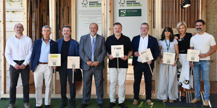 Castilla-La Mancha obligará a usar madera en sus nuevos edificios públicos para impulsar la economía forestal 1 El Gobierno de Castilla-La Mancha aprobará antes de que finalice el año el I Plan Forestal autonómico, una hoja de ruta con horizonte hasta 2036 diseñada para incrementar la producción maderera y garantizar la sostenibilidad del medio natural. La estrategia busca generar actividad económica directa en los 3,8 millones de hectáreas de monte de la región, una inmensa superficie que coincide casi en su totalidad con las zonas más afectadas por la despoblación. El vicepresidente primero, José Luis Martínez Guijarro, ha detallado que este nuevo modelo de gestión permitirá extraer unos 700.000 metros cúbicos de madera anuales de los 120.000 millones disponibles. Para asegurar la demanda, el Ejecutivo aplicará en las próximas semanas la ‘Guía para la construcción con madera’. Esta normativa hará obligatorio el uso de estructuras de madera en todos los nuevos proyectos de edificación de la administración autonómica, una exigencia que a medio plazo también se extenderá a los ayuntamientos de la región. El anuncio se ha enmarcado en la celebración del 25 aniversario de FSC (Forest Stewardship Council) en el Museo Paleontológico de Castilla-La Mancha. Actualmente, la comunidad autónoma cuenta con más de 230.000 hectáreas en montes de utilidad pública certificadas con este estándar internacional. De esta cifra, 190.698 hectáreas pertenecen a entidades locales y 47.607 a la Junta de Comunidades. Además, para agilizar las relaciones entre las empresas del sector y la administración, se creará la figura de las Entidades Colaboradoras, reduciendo así la carga burocrática. La industrialización del monte como respuesta al reto demográfico Repasando el archivo regional de Liberal de Castilla, el debate sobre el aprovechamiento sostenible de los recursos forestales ha sido una constante durante el último año en toda la geografía castellanomanchega. Las publicaciones recientes han hecho un seguimiento de cómo diversos ayuntamientos y propietarios particulares de la comunidad han ido sumando hectáreas al sello de certificación FSC, buscando una rentabilidad económica que ayude a fijar población en las áreas rurales. La presentación de este I Plan Forestal conecta directamente con esa tendencia autonómica documentada. Al establecer la obligación de que la propia administración regional consuma madera en su obra pública, la Junta da respuesta a la demanda histórica del sector. La medida transforma la concepción tradicional del monte, pasando de la simple conservación a la creación de un motor industrial activo que busca revitalizar las zonas despobladas de Castilla-La Mancha.