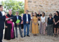 Este lunes, Cervera del Llano ha recuperado uno de los emblemas patrimoniales más importantes para su comunidad. Quince años después de que la estructura colapsara en abril de 2011 debido al grave deterioro de su cimentación, la torre de la iglesia parroquial vuelve a coronar el municipio. La reconstrucción integral ha sido posible gracias a una inversión de 248.798 euros, de los cuales la Diputación de Cuenca ha aportado 200.000 euros. Al acto de inauguración han asistido el presidente provincial, Álvaro Martínez Chana; el alcalde de la localidad, Pedro Álvarez; y el obispo de Cuenca, José María Yanguas, junto a las diputadas Mayte Megía y Paloma Jiménez, la coordinadora de Cultura Yolanda Rozalén, vecinos y mecenas. Respeto histórico y tecnología Los trabajos técnicos se han centrado en mantener una fidelidad absoluta a la configuración original del monumento, cuya construcción data de entre finales del siglo XII y principios del XIII. Utilizando la documentación histórica y las fotografías previas al hundimiento, se han empleado materiales compatibles con la fábrica histórica, principalmente piedra y mortero tradicional. El diseño reproduce de manera exacta los tres cuerpos diferenciados mediante molduras, conservando las ventanas saeteras y los característicos huecos del campanario que culminan en arcos de medio punto. Junto a la recuperación arquitectónica, la obra incorpora soluciones técnicas modernas para garantizar la seguridad del edificio y evitar problemas estructurales en el futuro. Se ha instalado un sistema de protección contra descargas atmosféricas mediante un pararrayos y nuevos equipos contra incendios. Además, el entorno cuenta ahora con iluminación LED de bajo consumo, paneles informativos sobre su historia, y las campanas originales han sido reinstaladas tras reforzar sus anclajes para recuperar la sonoridad tradicional. El valor del patrimonio local Revisando el archivo reciente de Liberal de Castilla, el rescate de la torre de Cervera del Llano encaja perfectamente en la estrategia de conservación eclesiástica y civil que venimos documentando en la provincia durante el último año. En los últimos meses, hemos reportado diversas intervenciones similares en pequeños municipios conquenses que, por sí solos, carecen de los fondos necesarios para sostener infraestructuras de esta magnitud. De hecho, la institución provincial ha destinado 18,5 millones de euros en los últimos siete años a este tipo de políticas de rehabilitación monumental. Esta evolución informativa demuestra que la restauración de edificios históricos trasciende la simple reparación arquitectónica para convertirse en una herramienta clave contra la despoblación. Recuperar este patrimonio supone preservar la identidad de los pueblos y generar nuevos atractivos que dinamicen su actividad. Para Cervera del Llano, ver su torre románica de nuevo en pie no es solo una obra terminada, sino el cierre a una herida emocional que el municipio arrastraba desde aquel hundimiento de 2011.