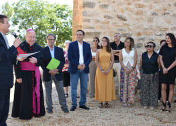 Este lunes, Cervera del Llano ha recuperado uno de los emblemas patrimoniales más importantes para su comunidad. Quince años después de que la estructura colapsara en abril de 2011 debido al grave deterioro de su cimentación, la torre de la iglesia parroquial vuelve a coronar el municipio. La reconstrucción integral ha sido posible gracias a una inversión de 248.798 euros, de los cuales la Diputación de Cuenca ha aportado 200.000 euros. Al acto de inauguración han asistido el presidente provincial, Álvaro Martínez Chana; el alcalde de la localidad, Pedro Álvarez; y el obispo de Cuenca, José María Yanguas, junto a las diputadas Mayte Megía y Paloma Jiménez, la coordinadora de Cultura Yolanda Rozalén, vecinos y mecenas. Respeto histórico y tecnología Los trabajos técnicos se han centrado en mantener una fidelidad absoluta a la configuración original del monumento, cuya construcción data de entre finales del siglo XII y principios del XIII. Utilizando la documentación histórica y las fotografías previas al hundimiento, se han empleado materiales compatibles con la fábrica histórica, principalmente piedra y mortero tradicional. El diseño reproduce de manera exacta los tres cuerpos diferenciados mediante molduras, conservando las ventanas saeteras y los característicos huecos del campanario que culminan en arcos de medio punto. Junto a la recuperación arquitectónica, la obra incorpora soluciones técnicas modernas para garantizar la seguridad del edificio y evitar problemas estructurales en el futuro. Se ha instalado un sistema de protección contra descargas atmosféricas mediante un pararrayos y nuevos equipos contra incendios. Además, el entorno cuenta ahora con iluminación LED de bajo consumo, paneles informativos sobre su historia, y las campanas originales han sido reinstaladas tras reforzar sus anclajes para recuperar la sonoridad tradicional. El valor del patrimonio local Revisando el archivo reciente de Liberal de Castilla, el rescate de la torre de Cervera del Llano encaja perfectamente en la estrategia de conservación eclesiástica y civil que venimos documentando en la provincia durante el último año. En los últimos meses, hemos reportado diversas intervenciones similares en pequeños municipios conquenses que, por sí solos, carecen de los fondos necesarios para sostener infraestructuras de esta magnitud. De hecho, la institución provincial ha destinado 18,5 millones de euros en los últimos siete años a este tipo de políticas de rehabilitación monumental. Esta evolución informativa demuestra que la restauración de edificios históricos trasciende la simple reparación arquitectónica para convertirse en una herramienta clave contra la despoblación. Recuperar este patrimonio supone preservar la identidad de los pueblos y generar nuevos atractivos que dinamicen su actividad. Para Cervera del Llano, ver su torre románica de nuevo en pie no es solo una obra terminada, sino el cierre a una herida emocional que el municipio arrastraba desde aquel hundimiento de 2011.