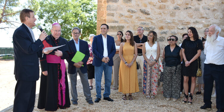 Este lunes, Cervera del Llano ha recuperado uno de los emblemas patrimoniales más importantes para su comunidad. Quince años después de que la estructura colapsara en abril de 2011 debido al grave deterioro de su cimentación, la torre de la iglesia parroquial vuelve a coronar el municipio. La reconstrucción integral ha sido posible gracias a una inversión de 248.798 euros, de los cuales la Diputación de Cuenca ha aportado 200.000 euros. Al acto de inauguración han asistido el presidente provincial, Álvaro Martínez Chana; el alcalde de la localidad, Pedro Álvarez; y el obispo de Cuenca, José María Yanguas, junto a las diputadas Mayte Megía y Paloma Jiménez, la coordinadora de Cultura Yolanda Rozalén, vecinos y mecenas. Respeto histórico y tecnología Los trabajos técnicos se han centrado en mantener una fidelidad absoluta a la configuración original del monumento, cuya construcción data de entre finales del siglo XII y principios del XIII. Utilizando la documentación histórica y las fotografías previas al hundimiento, se han empleado materiales compatibles con la fábrica histórica, principalmente piedra y mortero tradicional. El diseño reproduce de manera exacta los tres cuerpos diferenciados mediante molduras, conservando las ventanas saeteras y los característicos huecos del campanario que culminan en arcos de medio punto. Junto a la recuperación arquitectónica, la obra incorpora soluciones técnicas modernas para garantizar la seguridad del edificio y evitar problemas estructurales en el futuro. Se ha instalado un sistema de protección contra descargas atmosféricas mediante un pararrayos y nuevos equipos contra incendios. Además, el entorno cuenta ahora con iluminación LED de bajo consumo, paneles informativos sobre su historia, y las campanas originales han sido reinstaladas tras reforzar sus anclajes para recuperar la sonoridad tradicional. El valor del patrimonio local Revisando el archivo reciente de Liberal de Castilla, el rescate de la torre de Cervera del Llano encaja perfectamente en la estrategia de conservación eclesiástica y civil que venimos documentando en la provincia durante el último año. En los últimos meses, hemos reportado diversas intervenciones similares en pequeños municipios conquenses que, por sí solos, carecen de los fondos necesarios para sostener infraestructuras de esta magnitud. De hecho, la institución provincial ha destinado 18,5 millones de euros en los últimos siete años a este tipo de políticas de rehabilitación monumental. Esta evolución informativa demuestra que la restauración de edificios históricos trasciende la simple reparación arquitectónica para convertirse en una herramienta clave contra la despoblación. Recuperar este patrimonio supone preservar la identidad de los pueblos y generar nuevos atractivos que dinamicen su actividad. Para Cervera del Llano, ver su torre románica de nuevo en pie no es solo una obra terminada, sino el cierre a una herida emocional que el municipio arrastraba desde aquel hundimiento de 2011.