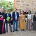 Este lunes, Cervera del Llano ha recuperado uno de los emblemas patrimoniales más importantes para su comunidad. Quince años después de que la estructura colapsara en abril de 2011 debido al grave deterioro de su cimentación, la torre de la iglesia parroquial vuelve a coronar el municipio. La reconstrucción integral ha sido posible gracias a una inversión de 248.798 euros, de los cuales la Diputación de Cuenca ha aportado 200.000 euros. Al acto de inauguración han asistido el presidente provincial, Álvaro Martínez Chana; el alcalde de la localidad, Pedro Álvarez; y el obispo de Cuenca, José María Yanguas, junto a las diputadas Mayte Megía y Paloma Jiménez, la coordinadora de Cultura Yolanda Rozalén, vecinos y mecenas. Respeto histórico y tecnología Los trabajos técnicos se han centrado en mantener una fidelidad absoluta a la configuración original del monumento, cuya construcción data de entre finales del siglo XII y principios del XIII. Utilizando la documentación histórica y las fotografías previas al hundimiento, se han empleado materiales compatibles con la fábrica histórica, principalmente piedra y mortero tradicional. El diseño reproduce de manera exacta los tres cuerpos diferenciados mediante molduras, conservando las ventanas saeteras y los característicos huecos del campanario que culminan en arcos de medio punto. Junto a la recuperación arquitectónica, la obra incorpora soluciones técnicas modernas para garantizar la seguridad del edificio y evitar problemas estructurales en el futuro. Se ha instalado un sistema de protección contra descargas atmosféricas mediante un pararrayos y nuevos equipos contra incendios. Además, el entorno cuenta ahora con iluminación LED de bajo consumo, paneles informativos sobre su historia, y las campanas originales han sido reinstaladas tras reforzar sus anclajes para recuperar la sonoridad tradicional. El valor del patrimonio local Revisando el archivo reciente de Liberal de Castilla, el rescate de la torre de Cervera del Llano encaja perfectamente en la estrategia de conservación eclesiástica y civil que venimos documentando en la provincia durante el último año. En los últimos meses, hemos reportado diversas intervenciones similares en pequeños municipios conquenses que, por sí solos, carecen de los fondos necesarios para sostener infraestructuras de esta magnitud. De hecho, la institución provincial ha destinado 18,5 millones de euros en los últimos siete años a este tipo de políticas de rehabilitación monumental. Esta evolución informativa demuestra que la restauración de edificios históricos trasciende la simple reparación arquitectónica para convertirse en una herramienta clave contra la despoblación. Recuperar este patrimonio supone preservar la identidad de los pueblos y generar nuevos atractivos que dinamicen su actividad. Para Cervera del Llano, ver su torre románica de nuevo en pie no es solo una obra terminada, sino el cierre a una herida emocional que el municipio arrastraba desde aquel hundimiento de 2011.