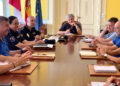La Subdelegación del Gobierno en Cuenca ha acogido una reunión urgente para frenar la reciente oleada de asaltos a establecimientos de la capital. En este encuentro, celebrado la semana pasada, han participado la subdelegada del Gobierno, Mari Luz Fernández Marín; el comisario de la Policía Nacional, Francisco Sánchez; y el presidente de la Asociación Provincial del Comercio, José Miguel Bermejo. El objetivo es trazar una estrategia conjunta que ponga fin a los robos que están causando graves perjuicios económicos y paralizando la actividad normal de las tiendas afectadas. Identificados pero reincidentes La Policía Nacional ha confirmado que los autores de estos asaltos son individuos ya identificados y sobradamente conocidos por los agentes. Aunque las fuerzas de seguridad mantienen un alto nivel de vigilancia y logran detener a los implicados, el problema radica en la rápida vuelta a las calles de estos delincuentes debido al marco legal actual. A pesar de la alarma social generada entre los vecinos y empresarios, los datos oficiales del Ministerio del Interior reflejan que la criminalidad general en la ciudad ha descendido un 10,5% en el último año. Archivo y evolución histórica Al revisar la hemeroteca de liberaldecastilla.com durante el último año, se observa que la preocupación por la seguridad en los locales conquenses ha sido una constante que ha ido mutando. Los reportes han pasado de registrar incidentes aislados de lunas rotas en la zona centro durante la madrugada, a evidenciar un patrón claro de reincidencia. Los comerciantes llevan meses advirtiendo que el verdadero daño no es solo el botín sustraído, sino los destrozos materiales que les impiden abrir sus puertas al día siguiente. Presión para cambiar la ley Esta trayectoria explica el paso que acaba de dar la Asociación Provincial del Comercio junto a la patronal CEOE CEPYME Cuenca. Más allá de valorar muy positivamente la rápida y eficaz intervención policial, los empresarios han decidido elevar un escrito formal a la administración competente. Exigen medidas jurídicas rápidas y severas que eviten que los delincuentes reincidentes sigan operando en la ciudad, cerrando así un círculo de reivindicaciones que ha pasado de la queja individual a la presión institucional coordinada.