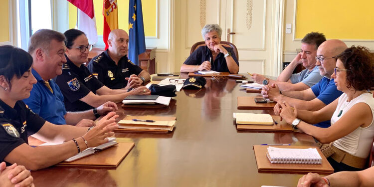 Comerciantes y Policía de Cuenca exigen mano dura judicial contra los ladrones reincidentes 1 La Subdelegación del Gobierno en Cuenca ha acogido una reunión urgente para frenar la reciente oleada de asaltos a establecimientos de la capital. En este encuentro, celebrado la semana pasada, han participado la subdelegada del Gobierno, Mari Luz Fernández Marín; el comisario de la Policía Nacional, Francisco Sánchez; y el presidente de la Asociación Provincial del Comercio, José Miguel Bermejo. El objetivo es trazar una estrategia conjunta que ponga fin a los robos que están causando graves perjuicios económicos y paralizando la actividad normal de las tiendas afectadas. Identificados pero reincidentes La Policía Nacional ha confirmado que los autores de estos asaltos son individuos ya identificados y sobradamente conocidos por los agentes. Aunque las fuerzas de seguridad mantienen un alto nivel de vigilancia y logran detener a los implicados, el problema radica en la rápida vuelta a las calles de estos delincuentes debido al marco legal actual. A pesar de la alarma social generada entre los vecinos y empresarios, los datos oficiales del Ministerio del Interior reflejan que la criminalidad general en la ciudad ha descendido un 10,5% en el último año. Archivo y evolución histórica Al revisar la hemeroteca de liberaldecastilla.com durante el último año, se observa que la preocupación por la seguridad en los locales conquenses ha sido una constante que ha ido mutando. Los reportes han pasado de registrar incidentes aislados de lunas rotas en la zona centro durante la madrugada, a evidenciar un patrón claro de reincidencia. Los comerciantes llevan meses advirtiendo que el verdadero daño no es solo el botín sustraído, sino los destrozos materiales que les impiden abrir sus puertas al día siguiente. Presión para cambiar la ley Esta trayectoria explica el paso que acaba de dar la Asociación Provincial del Comercio junto a la patronal CEOE CEPYME Cuenca. Más allá de valorar muy positivamente la rápida y eficaz intervención policial, los empresarios han decidido elevar un escrito formal a la administración competente. Exigen medidas jurídicas rápidas y severas que eviten que los delincuentes reincidentes sigan operando en la ciudad, cerrando así un círculo de reivindicaciones que ha pasado de la queja individual a la presión institucional coordinada.