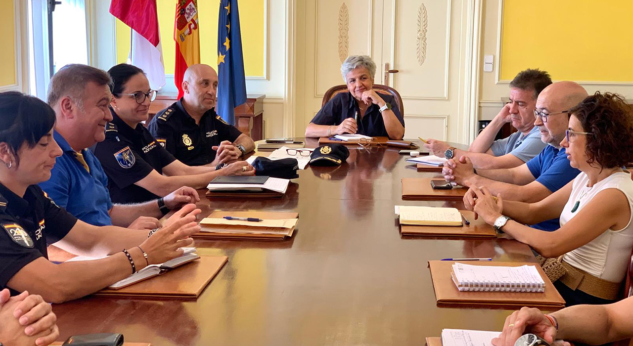 Comerciantes y Policía de Cuenca exigen mano dura judicial contra los ladrones reincidentes 2 La Subdelegación del Gobierno en Cuenca ha acogido una reunión urgente para frenar la reciente oleada de asaltos a establecimientos de la capital. En este encuentro, celebrado la semana pasada, han participado la subdelegada del Gobierno, Mari Luz Fernández Marín; el comisario de la Policía Nacional, Francisco Sánchez; y el presidente de la Asociación Provincial del Comercio, José Miguel Bermejo. El objetivo es trazar una estrategia conjunta que ponga fin a los robos que están causando graves perjuicios económicos y paralizando la actividad normal de las tiendas afectadas.Identificados pero reincidentes
La Policía Nacional ha confirmado que los autores de estos asaltos son individuos ya identificados y sobradamente conocidos por los agentes. Aunque las fuerzas de seguridad mantienen un alto nivel de vigilancia y logran detener a los implicados, el problema radica en la rápida vuelta a las calles de estos delincuentes debido al marco legal actual. A pesar de la alarma social generada entre los vecinos y empresarios, los datos oficiales del Ministerio del Interior reflejan que la criminalidad general en la ciudad ha descendido un 10,5% en el último año.Archivo y evolución histórica
Al revisar la hemeroteca de liberaldecastilla.com durante el último año, se observa que la preocupación por la seguridad en los locales conquenses ha sido una constante que ha ido mutando. Los reportes han pasado de registrar incidentes aislados de lunas rotas en la zona centro durante la madrugada, a evidenciar un patrón claro de reincidencia. Los comerciantes llevan meses advirtiendo que el verdadero daño no es solo el botín sustraído, sino los destrozos materiales que les impiden abrir sus puertas al día siguiente.Presión para cambiar la ley
Esta trayectoria explica el paso que acaba de dar la Asociación Provincial del Comercio junto a la patronal CEOE CEPYME Cuenca. Más allá de valorar muy positivamente la rápida y eficaz intervención policial, los empresarios han decidido elevar un escrito formal a la administración competente. Exigen medidas jurídicas rápidas y severas que eviten que los delincuentes reincidentes sigan operando en la ciudad, cerrando así un círculo de reivindicaciones que ha pasado de la queja individual a la presión institucional coordinada.