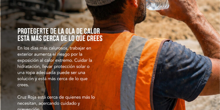 Cruz Roja refuerza en Cuenca la prevención ante el calor y pone el foco en quienes trabajan al aire libre 1 La provincia de Cuenca ha arrancado junio con un notable ascenso de las temperaturas, con máximas de entre 30 30 y 33 ∘ C 33 ∘ C en la capital y buena parte del territorio, y con valores previsiblemente superiores en zonas más cálidas como la Mancha conquense, según la Agencia Estatal de Meteorología. Ante este escenario, Cruz Roja ha activado una nueva edición de su campaña “Caliente, caliente… frío, frío”, con la que busca reducir el impacto del calor extremo en la salud y reforzar la prevención entre la población más expuesta. La organización comenzará esta semana en la provincia una campaña telefónica de seguimiento dirigida especialmente a personas mayores y otros perfiles vulnerables. El objetivo es llamar a unas 300 personas para conocer su situación, comprobar cómo se están protegiendo frente a las altas temperaturas y trasladar recomendaciones adaptadas a cada caso. Junto a ese seguimiento, Cruz Roja ha programado actividades específicas en Cuenca con los colectivos con los que trabaja, sobre todo personas mayores, infancia y personas con discapacidad. El plan incluye talleres como el del abanico, actividades acuáticas en piscinas y entornos naturales, charlas de sensibilización con mensajes adaptados y un encuentro intergeneracional en el que niños y mayores elaborarán bebidas refrescantes de forma conjunta. En estas propuestas se prevé la participación de al menos 300 personas. La campaña llega en un momento en el que el calor no solo preocupa por su impacto en mayores, menores o personas con enfermedades crónicas. Cruz Roja advierte también del riesgo creciente para quienes trabajan al aire libre, para quienes practican actividad física en exteriores, para personas sin hogar o para quienes viven en viviendas con dificultades para mantener una temperatura adecuada. Recomendaciones clave Cruz Roja insiste en una serie de pautas básicas para evitar problemas de salud derivados de las altas temperaturas. Entre ellas, beber agua con frecuencia aunque no haya sensación de sed, evitar bebidas con cafeína, alcohol o mucho azúcar, permanecer el mayor tiempo posible en lugares frescos o a la sombra, reducir la actividad física en las horas centrales del día y usar ropa ligera, holgada y de colores claros. La organización también recuerda que no se debe dejar nunca a ninguna persona ni mascota en un vehículo cerrado, que conviene conservar los medicamentos en lugares frescos y que, si aparecen síntomas relacionados con el calor durante más de una hora, es necesario consultar con un profesional sanitario. En la alimentación, recomienda comidas ligeras que ayuden a reponer sales, como frutas, verduras, ensaladas o zumos. Atención especial a quienes trabajan fuera Uno de los mensajes principales de la campaña de este verano se dirige a las personas que desarrollan su jornada laboral en exteriores, uno de los colectivos más expuestos durante los episodios de altas temperaturas. Cruz Roja recuerda que en estos entornos aumentan los riesgos de deshidratación, agotamiento y golpe de calor. Entre las medidas que considera esenciales figuran aplicar protección solar de 50 + 50+ resistente al agua y al sudor, reaplicarla cada dos horas y utilizar gafas de sol con protección UV 100 % 100%. También aconseja ropa ligera, holgada y clara, preferiblemente de manga larga con protección UV, sombrero de ala ancha y calzado transpirable con suela antideslizante. En materia de hidratación, recomienda beber agua de forma constante, incluso sin sed, con una referencia aproximada de un vaso cada 15 15 o 20 20 minutos en condiciones extremas. Además, plantea organizar el trabajo para reservar las tareas más exigentes para primera hora de la mañana o el atardecer, evitar la franja de más calor, entre las 10 10 y las 16 16 horas, descansar entre 10 10 y 15 15 minutos cada hora en zonas de sombra y establecer vigilancia entre compañeros para detectar síntomas de forma temprana. Balance de 2025 Cruz Roja atendió de forma directa en el verano de 2025 a cerca de 62.300 personas en 331 centros de actividad. Las actuaciones más frecuentes fueron la información, la movilización ante situaciones de riesgo, el seguimiento de personas vulnerables y el acompañamiento presencial, además de mediación, orientación personalizada, capacitación y entrega de bienes de primera necesidad. El seguimiento telefónico volvió a ser una de las herramientas más utilizadas. En 2025 se realizaron 61.667 llamadas salientes, frente a las 54.751 de 2024, lo que supone un aumento del 12 , 6 % 12,6%. El perfil más habitual de atención fue el de personas mayores, muchas de ellas viviendo solas, con enfermedades crónicas o neurodegenerativas y en situación de vulnerabilidad. Las acciones de sensibilización llegaron el pasado año a 21.490 personas a través de intervenciones en calle, charlas, difusión de materiales y espacios digitales. Según un estudio de Cruz Roja basado en 224 encuestas, el 90 % 90% de las personas consultadas consideró útil la información recibida y el 88 % 88% afirmó haber evitado problemas graves gracias a esas recomendaciones. El refuerzo de la campaña en Cuenca se produce, además, tras los episodios recientes de calor anómalo registrados semanas atrás y con un arranque de junio que ya deja temperaturas claramente veraniegas. Ese contexto explica que Cruz Roja intensifique una estrategia centrada en la prevención, el seguimiento y la información práctica, con un mensaje claro: pequeños gestos cotidianos pueden marcar la diferencia cuando el termómetro aprieta.