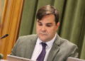 El Grupo Municipal Popular en el Ayuntamiento de Cuenca ha denunciado este viernes la paralización del proyecto para delimitar las terrazas de la ciudad. A través del concejal Agustín Segarra, la formación ha calificado de "auténtica falta de respeto" la actitud del equipo de Gobierno liderado por Darío Dolz, tras confirmarse en el último pleno ordinario del mes de mayo que la iniciativa sigue sin ejecutarse. Según detalla la oposición, la regulación de estos espacios no es un asunto menor, sino una medida organizativa a la que el actual alcalde se comprometió formalmente hace ya cuatro años. A pesar del tiempo transcurrido, tanto los vecinos como el sector hostelero de la capital conquense continúan sin una solución definitiva sobre la mesa. La situación alcanzó su punto de mayor tensión durante la reciente sesión plenaria, cuando el concejal socialista responsable del área admitió abiertamente que los trabajos de ordenación aún no se habían llevado a cabo. Segarra ha criticado lo que considera una cadena de evasivas por parte del PSOE para justificar esta inacción administrativa. Entre las explicaciones ofrecidas por el equipo de Gobierno a lo largo de este mandato, el PP señala argumentos que van desde las vacaciones del personal encargado o la supuesta fase de redacción del proyecto, hasta la actual justificación basada en la falta de técnicos municipales. Para los populares, estas respuestas evidencian una preocupante falta de compromiso y exigen una actuación inmediata que garantice tanto el orden en las calles como la convivencia vecinal. Evolución de la normativa local El rastreo del archivo de Liberal de Castilla durante el último año refleja que la ordenación del espacio público sigue siendo una de las asignaturas pendientes más complejas del consistorio. El debate sobre la ocupación de la vía pública en Cuenca adquirió especial relevancia tras el fin de las medidas excepcionales de la pandemia, momento en el que se hizo evidente la necesidad de actualizar el marco regulatorio. La delimitación física y normativa de las terrazas es fundamental para equilibrar el desarrollo económico del sector hostelero local con el derecho al descanso y la movilidad de los peatones. El continuo retraso en la aplicación de esta medida perpetúa un escenario de incertidumbre jurídica para los empresarios, quienes encuentran dificultades para planificar sus negocios a medio plazo. Al mismo tiempo, impide resolver las quejas recurrentes de las asociaciones vecinales sobre la accesibilidad en ciertas vías neurálgicas de la capital, evidenciando que el bloqueo administrativo tiene un impacto directo y diario en la calidad de vida de los conquenses.
