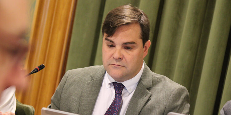 El Grupo Municipal Popular en el Ayuntamiento de Cuenca ha denunciado este viernes la paralización del proyecto para delimitar las terrazas de la ciudad. A través del concejal Agustín Segarra, la formación ha calificado de "auténtica falta de respeto" la actitud del equipo de Gobierno liderado por Darío Dolz, tras confirmarse en el último pleno ordinario del mes de mayo que la iniciativa sigue sin ejecutarse. Según detalla la oposición, la regulación de estos espacios no es un asunto menor, sino una medida organizativa a la que el actual alcalde se comprometió formalmente hace ya cuatro años. A pesar del tiempo transcurrido, tanto los vecinos como el sector hostelero de la capital conquense continúan sin una solución definitiva sobre la mesa. La situación alcanzó su punto de mayor tensión durante la reciente sesión plenaria, cuando el concejal socialista responsable del área admitió abiertamente que los trabajos de ordenación aún no se habían llevado a cabo. Segarra ha criticado lo que considera una cadena de evasivas por parte del PSOE para justificar esta inacción administrativa. Entre las explicaciones ofrecidas por el equipo de Gobierno a lo largo de este mandato, el PP señala argumentos que van desde las vacaciones del personal encargado o la supuesta fase de redacción del proyecto, hasta la actual justificación basada en la falta de técnicos municipales. Para los populares, estas respuestas evidencian una preocupante falta de compromiso y exigen una actuación inmediata que garantice tanto el orden en las calles como la convivencia vecinal. Evolución de la normativa local El rastreo del archivo de Liberal de Castilla durante el último año refleja que la ordenación del espacio público sigue siendo una de las asignaturas pendientes más complejas del consistorio. El debate sobre la ocupación de la vía pública en Cuenca adquirió especial relevancia tras el fin de las medidas excepcionales de la pandemia, momento en el que se hizo evidente la necesidad de actualizar el marco regulatorio. La delimitación física y normativa de las terrazas es fundamental para equilibrar el desarrollo económico del sector hostelero local con el derecho al descanso y la movilidad de los peatones. El continuo retraso en la aplicación de esta medida perpetúa un escenario de incertidumbre jurídica para los empresarios, quienes encuentran dificultades para planificar sus negocios a medio plazo. Al mismo tiempo, impide resolver las quejas recurrentes de las asociaciones vecinales sobre la accesibilidad en ciertas vías neurálgicas de la capital, evidenciando que el bloqueo administrativo tiene un impacto directo y diario en la calidad de vida de los conquenses.