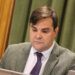 El Grupo Municipal Popular en el Ayuntamiento de Cuenca ha denunciado este viernes la paralización del proyecto para delimitar las terrazas de la ciudad. A través del concejal Agustín Segarra, la formación ha calificado de "auténtica falta de respeto" la actitud del equipo de Gobierno liderado por Darío Dolz, tras confirmarse en el último pleno ordinario del mes de mayo que la iniciativa sigue sin ejecutarse. Según detalla la oposición, la regulación de estos espacios no es un asunto menor, sino una medida organizativa a la que el actual alcalde se comprometió formalmente hace ya cuatro años. A pesar del tiempo transcurrido, tanto los vecinos como el sector hostelero de la capital conquense continúan sin una solución definitiva sobre la mesa. La situación alcanzó su punto de mayor tensión durante la reciente sesión plenaria, cuando el concejal socialista responsable del área admitió abiertamente que los trabajos de ordenación aún no se habían llevado a cabo. Segarra ha criticado lo que considera una cadena de evasivas por parte del PSOE para justificar esta inacción administrativa. Entre las explicaciones ofrecidas por el equipo de Gobierno a lo largo de este mandato, el PP señala argumentos que van desde las vacaciones del personal encargado o la supuesta fase de redacción del proyecto, hasta la actual justificación basada en la falta de técnicos municipales. Para los populares, estas respuestas evidencian una preocupante falta de compromiso y exigen una actuación inmediata que garantice tanto el orden en las calles como la convivencia vecinal. Evolución de la normativa local El rastreo del archivo de Liberal de Castilla durante el último año refleja que la ordenación del espacio público sigue siendo una de las asignaturas pendientes más complejas del consistorio. El debate sobre la ocupación de la vía pública en Cuenca adquirió especial relevancia tras el fin de las medidas excepcionales de la pandemia, momento en el que se hizo evidente la necesidad de actualizar el marco regulatorio. La delimitación física y normativa de las terrazas es fundamental para equilibrar el desarrollo económico del sector hostelero local con el derecho al descanso y la movilidad de los peatones. El continuo retraso en la aplicación de esta medida perpetúa un escenario de incertidumbre jurídica para los empresarios, quienes encuentran dificultades para planificar sus negocios a medio plazo. Al mismo tiempo, impide resolver las quejas recurrentes de las asociaciones vecinales sobre la accesibilidad en ciertas vías neurálgicas de la capital, evidenciando que el bloqueo administrativo tiene un impacto directo y diario en la calidad de vida de los conquenses.