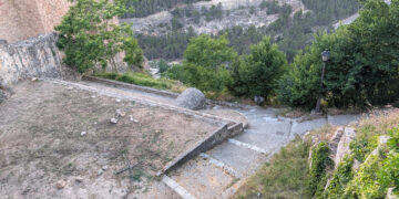 Cuenca en Marcha preguntará por la tala de cipreses en el entorno del Arco de Bezudo