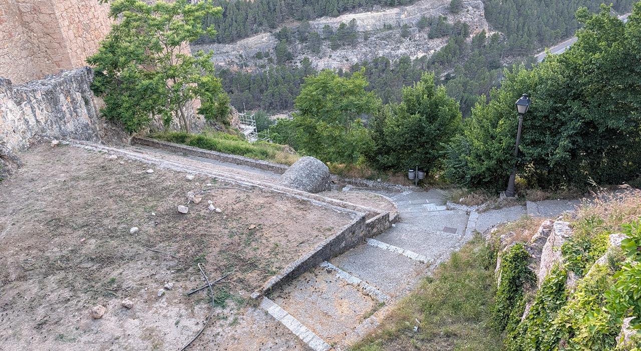 Cuenca en Marcha preguntará por la tala de cipreses en el entorno del Arco de Bezudo