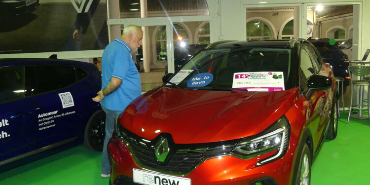 Cuenca encadena diez meses de subida en la venta de coches: 773 matriculaciones hasta mayo y más peso de híbridos y eléctricos 1 La provincia de Cuenca suma ya diez meses consecutivos de crecimiento en las matriculaciones de vehículos. Así lo destaca la Asociación Provincial de Concesionarios de Vehículos de Cuenca, CONVECU, tras los últimos datos publicados por FACONAUTO, que reflejan un nuevo avance en mayo, aunque más moderado que en meses anteriores. Entre enero y mayo de 2026 se han registrado en la provincia 773 matriculaciones, frente a las 619 contabilizadas en el mismo periodo del año pasado. El aumento es de 154 operaciones, lo que supone un crecimiento del 28 , 88 % 28,88%. Solo en mayo se formalizaron 151 matriculaciones, cinco más que en el mismo mes de 2025, con una subida del 3 , 42 % 3,42%. CONVECU, integrada en CEOE CEPYME Cuenca, valora estos datos de forma positiva por el impacto que tienen en un sector que considera estratégico para la provincia. La patronal recuerda que los concesionarios generan 300 empleos directos y más de mil indirectos en Cuenca, por lo que este incremento de operaciones contribuye a sostener actividad económica y empleo. La asociación también insiste en el efecto de las ayudas a la renovación del parque móvil. A su juicio, estas medidas están favoreciendo tanto a las empresas como a la sociedad en general, al impulsar la sustitución de vehículos por otros más seguros y con menor impacto ambiental. Además, subraya que estas inversiones retornan con rapidez a través de la recaudación fiscal, comenzando por el impuesto de matriculación. Por segmentos, las matriculaciones de empresas alcanzan las 167 en los cinco primeros meses del año, 31 más que en el mismo tramo de 2025, con un incremento del 22 , 79 % 22,79%. En el caso de los particulares, se contabilizan 606 operaciones, 123 más que un año antes, lo que representa una subida del 25 , 47 % 25,47%. El cambio más claro del mercado provincial aparece en el tipo de motorización. La categoría “resto”, donde FACONAUTO agrupa principalmente híbridos y eléctricos, concentra el 82 , 28 % 82,28% del total de matriculaciones en Cuenca entre enero y mayo. En ese grupo se han registrado 636 operaciones, 190 más que hace un año, con un crecimiento del 42 , 60 % 42,60%. Muy por detrás queda la gasolina, con 123 matriculaciones y una cuota del 15 , 91 % 15,91%, después de caer en 25 operaciones respecto al mismo periodo de 2025, un descenso del 16 , 89 % 16,89%. El diésel mantiene un peso ya residual en la provincia, con 14 matriculaciones en los cinco primeros meses del año, una cuota del 1 , 81 % 1,81% y una bajada del 44 % 44%. Con estos datos, el mercado de automoción en Cuenca mantiene una evolución positiva en volumen total y, al mismo tiempo, acelera el giro hacia tecnologías alternativas. El balance de mayo confirma esa tendencia: menos intensa que en otros meses, pero suficiente para prolongar una racha de crecimiento que ya alcanza los diez meses consecutivos.