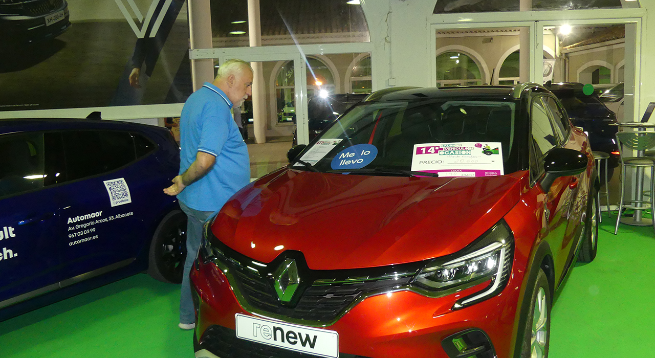 Cuenca encadena diez meses de subida en la venta de coches: 773 matriculaciones hasta mayo y más peso de híbridos y eléctricos 2 La provincia de Cuenca suma ya diez meses consecutivos de crecimiento en las matriculaciones de vehículos. Así lo destaca la Asociación Provincial de Concesionarios de Vehículos de Cuenca, CONVECU, tras los últimos datos publicados por FACONAUTO, que reflejan un nuevo avance en mayo, aunque más moderado que en meses anteriores.Entre enero y mayo de 2026 se han registrado en la provincia 773 matriculaciones, frente a las 619 contabilizadas en el mismo periodo del año pasado. El aumento es de 154 operaciones, lo que supone un crecimiento del
28
,
88
%
28,88%. Solo en mayo se formalizaron 151 matriculaciones, cinco más que en el mismo mes de 2025, con una subida del
3
,
42
%
3,42%.CONVECU, integrada en CEOE CEPYME Cuenca, valora estos datos de forma positiva por el impacto que tienen en un sector que considera estratégico para la provincia. La patronal recuerda que los concesionarios generan 300 empleos directos y más de mil indirectos en Cuenca, por lo que este incremento de operaciones contribuye a sostener actividad económica y empleo.La asociación también insiste en el efecto de las ayudas a la renovación del parque móvil. A su juicio, estas medidas están favoreciendo tanto a las empresas como a la sociedad en general, al impulsar la sustitución de vehículos por otros más seguros y con menor impacto ambiental. Además, subraya que estas inversiones retornan con rapidez a través de la recaudación fiscal, comenzando por el impuesto de matriculación.Por segmentos, las matriculaciones de empresas alcanzan las 167 en los cinco primeros meses del año, 31 más que en el mismo tramo de 2025, con un incremento del
22
,
79
%
22,79%. En el caso de los particulares, se contabilizan 606 operaciones, 123 más que un año antes, lo que representa una subida del
25
,
47
%
25,47%.El cambio más claro del mercado provincial aparece en el tipo de motorización. La categoría “resto”, donde FACONAUTO agrupa principalmente híbridos y eléctricos, concentra el
82
,
28
%
82,28% del total de matriculaciones en Cuenca entre enero y mayo. En ese grupo se han registrado 636 operaciones, 190 más que hace un año, con un crecimiento del
42
,
60
%
42,60%.Muy por detrás queda la gasolina, con 123 matriculaciones y una cuota del
15
,
91
%
15,91%, después de caer en 25 operaciones respecto al mismo periodo de 2025, un descenso del
16
,
89
%
16,89%. El diésel mantiene un peso ya residual en la provincia, con 14 matriculaciones en los cinco primeros meses del año, una cuota del
1
,
81
%
1,81% y una bajada del
44
%
44%.Con estos datos, el mercado de automoción en Cuenca mantiene una evolución positiva en volumen total y, al mismo tiempo, acelera el giro hacia tecnologías alternativas. El balance de mayo confirma esa tendencia: menos intensa que en otros meses, pero suficiente para prolongar una racha de crecimiento que ya alcanza los diez meses consecutivos.