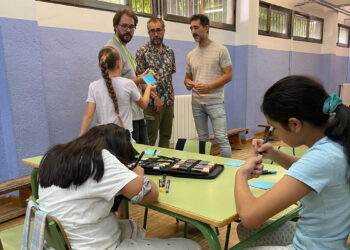 Cuenca se ha unido a la conmemoración de la Green Week 2026, la Semana Verde de la Unión Europea, una iniciativa que en esta 26ª edición se desarrolla bajo el lema ‘Invertir en una economía positiva para la naturaleza’, poniendo el foco en los beneficios económicos de la naturaleza y en la necesidad de avanzar hacia un modelo de desarrollo que integre la protección del entorno como garantía de prosperidad, resiliencia y competitividad. La Dirección General de Economía Circular y Agenda 2030 de la Junta de Comunidades de Castilla-La Mancha, con la colaboración del Ayuntamiento de Cuenca, se ha sumado a esta iniciativa mediante el desarrollo de una actividad de Educación Ambiental dirigida a niños y niñas de entre 6 y 12 años con el objetivo de fomentar actitudes, competencias y conocimientos que permitan a las personas participantes tomar decisiones responsables y actuar en favor del desarrollo sostenible. En el caso de la ciudad, las acciones se han promovido en los tres centros en los que se desarrolla la Escuela de Verano Activo del Ayuntamiento de Cuenca, habiendo visitado el concejal de Educación, Víctor Manuel Fernández, y el delegado provincial de Desarrollo Sostenible, José Ignacio Benito, una de ellas, concretamente en el CEIP Fray Luis de León, junto al jefe de Servicio de Economía Circular y Agenda 2030, Vicente Poyatos, y a Ismael Garrido, educador ambiental. Junto a ésta, se ha llevado a cabo también la iniciativa en los CEIP Santa Ana y San Fernando, de manera que las actividades previstas han permitido que los más pequeños reflexionen, desde la experiencia y el juego, sobre el valor de conservar y cuidar la naturaleza. En esta edición, la Green Week destaca que una economía respetuosa con la naturaleza no solo contribuye a conservar la biodiversidad, sino que constituye una inversión de futuro capaz de generar bienestar y oportunidades para la ciudadanía. Ciudades más verdes, una agricultura sostenible o la protección de la salud del suelo son algunas de las áreas prioritarias sobre las que se articula esta reflexión colectiva a escala europea. Bajo el título ‘El valor de la naturaleza’, la actividad transforma conceptos como la inversión o la rentabilidad en acciones cotidianas de cuidado, tiempo y compromiso con el entorno. A través de dinámicas lúdicas adaptadas a la infancia, los participantes descubrirán los servicios que prestan los ecosistemas, comprenderán la relación entre nuestras decisiones y sus consecuencias ambientales, aprenderán a cooperar en la gestión de recursos comunes y se acercarán a la importancia de la acción ciudadana para afrontar los retos del cambio climático. Con esta iniciativa, el Ayuntamiento de Cuenca y el Gobierno de Castilla-La Mancha reafirman su compromiso con la educación ambiental como herramienta fundamental para construir una ciudadanía más consciente, participativa y comprometida con la sostenibilidad.