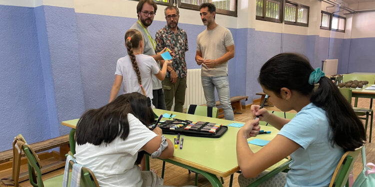 Cuenca se ha unido a la conmemoración de la Green Week 2026, la Semana Verde de la Unión Europea, una iniciativa que en esta 26ª edición se desarrolla bajo el lema ‘Invertir en una economía positiva para la naturaleza’, poniendo el foco en los beneficios económicos de la naturaleza y en la necesidad de avanzar hacia un modelo de desarrollo que integre la protección del entorno como garantía de prosperidad, resiliencia y competitividad. La Dirección General de Economía Circular y Agenda 2030 de la Junta de Comunidades de Castilla-La Mancha, con la colaboración del Ayuntamiento de Cuenca, se ha sumado a esta iniciativa mediante el desarrollo de una actividad de Educación Ambiental dirigida a niños y niñas de entre 6 y 12 años con el objetivo de fomentar actitudes, competencias y conocimientos que permitan a las personas participantes tomar decisiones responsables y actuar en favor del desarrollo sostenible. En el caso de la ciudad, las acciones se han promovido en los tres centros en los que se desarrolla la Escuela de Verano Activo del Ayuntamiento de Cuenca, habiendo visitado el concejal de Educación, Víctor Manuel Fernández, y el delegado provincial de Desarrollo Sostenible, José Ignacio Benito, una de ellas, concretamente en el CEIP Fray Luis de León, junto al jefe de Servicio de Economía Circular y Agenda 2030, Vicente Poyatos, y a Ismael Garrido, educador ambiental. Junto a ésta, se ha llevado a cabo también la iniciativa en los CEIP Santa Ana y San Fernando, de manera que las actividades previstas han permitido que los más pequeños reflexionen, desde la experiencia y el juego, sobre el valor de conservar y cuidar la naturaleza. En esta edición, la Green Week destaca que una economía respetuosa con la naturaleza no solo contribuye a conservar la biodiversidad, sino que constituye una inversión de futuro capaz de generar bienestar y oportunidades para la ciudadanía. Ciudades más verdes, una agricultura sostenible o la protección de la salud del suelo son algunas de las áreas prioritarias sobre las que se articula esta reflexión colectiva a escala europea. Bajo el título ‘El valor de la naturaleza’, la actividad transforma conceptos como la inversión o la rentabilidad en acciones cotidianas de cuidado, tiempo y compromiso con el entorno. A través de dinámicas lúdicas adaptadas a la infancia, los participantes descubrirán los servicios que prestan los ecosistemas, comprenderán la relación entre nuestras decisiones y sus consecuencias ambientales, aprenderán a cooperar en la gestión de recursos comunes y se acercarán a la importancia de la acción ciudadana para afrontar los retos del cambio climático. Con esta iniciativa, el Ayuntamiento de Cuenca y el Gobierno de Castilla-La Mancha reafirman su compromiso con la educación ambiental como herramienta fundamental para construir una ciudadanía más consciente, participativa y comprometida con la sostenibilidad.