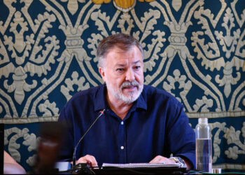 Cuenca, 29 de junio de 2026.- El alcalde Darío Dolz ha incidido hoy en los 22,5 millones de euros en inversiones previstas en la ciudad, una cifra “histórica que se ha logrado con gran esfuerzo y mucho trabajo”. Así lo ha señalado en el Debate sobre el Estado del Municipio, en el que se ha referido a la “magnífica evolución” de la ciudad en estos años, poniendo como ejemplo de la “nueva imagen” de Cuenca el Hospital Universitario, que funciona a pleno rendimiento. Más de 200 millones de euros de inversión para “un proyecto emblemático que es ya una realidad” tras un traslado “absolutamente ejemplar” de los servicios. “En el último Debate era una realidad inminente, pero hoy es tangible y evidente”, con más servicios, modernas instalaciones y tecnología de última generación. También el Plan XCuenca, subrayando cómo los terrenos de ADIF han comenzado a tomar forma con los dos aparcamientos y los avances en el vial a la estación del AVE con la próxima publicación en el Diario Oficial de Castilla-La Mancha por parte del Gobierno regional del estudio de alternativas; y las obras de accesibilidad al Casco, que “avanzan a su máxima capacidad”. Y la prioridad que ha sido y sigue siendo la mejora y transformación de los barrios, con actuaciones ejecutadas como la rehabilitación integral de La Paz, la renovación de la Plaza de Santa Ana, el paso peatonal bajo el Puente de la Trinidad, el bulevar de Cañadillas, la pasarela del Arco de Bezudo… Dolz se ha referido asimismo a las actuaciones en marcha o a punto de iniciarse, como la rehabilitación de Hurtado de Mendoza, la mejora de los accesos a Fuente del Oro, la mejora de firmes en Paseo de San Antonio, las obras en marcha de la futura Oficina de Empleo, las obras de gran envergadura de la Muralla. En este punto ha añadido las obras en pedanías, como a través del POS la mejora de parques públicos en Mohorte y Nohales; el acondicionamiento de calles en Cólliga, Tondos y Valdecabras; la mejora del alumbrado público en Colliguilla y La Melgosa; y la renovación de redes de agua en Villanueva de los Escuderos. También la inversión con fondos propios para el Consultorio Médico y de Usos Múltiples de Mohorte, y la finalización del frontón corto de Nohales. Y por supuesto, las actuaciones ya anunciadas y en tramitación como son la reforma de la zona centro y las inversiones de 3,9 millones para Tiradores Altos y Bajos, y 700.000 euros para Los Moralejos, poniendo en valor el convenio firmado con la Junta de Comunidades, así como los 10,7 millones de euros de inversión que se van a ejecutar gracias a los fondos europeos. Fondos con los que se va a acometer cambios en la zona del río Júcar para potenciarlo como catalizador social y ambiental, la gestión del Alfar de Pedro Mercedes, el Centro Social de San Antón o la rehabilitación del antiguo Icona con la vista puesta en convertirlo en sede de UFIL. Por su parte, con el Consorcio de la Ciudad de Cuenca se ha acometido ya la primera fase de rehabilitación de la Iglesia de la Virgen de la Luz; la reforma de la Casa de la Demandadera que acoge ya la segunda promoción del Centro de Creadores Contemporáneos de Cuenca; la avanzada rehabilitación del edificio de la UNED o las mejoras en el entorno del Santuario de las Angustias. Y con los Presupuestos Participativos están ya en licitación la ubicación de viales, pérgolas y zona biosaludable inclusiva en Las Cañadillas y la mejora del entorno urbano junto al Cadig Crisol. El alcalde ha subrayado que, además de las inversiones en infraestructuras, el mantenimiento urbano sigue siendo una constante, con 1,2 millones de euros anuales en los planes específicos, la rehabilitación de la Ronda Oeste por 350.000 euros, el plan de señalización por 150.000 euros anuales, el mantenimiento de áreas infantiles con 170.000 euros anuales y el de los centros escolares por 70.000 euros al año. Áreas infantiles Un apartado especial, ha dicho Dolz, merecen las áreas infantiles, “a las que hemos dado una vuelta completa”. En 2025 se invirtieron 700.000 euros para renovar 9 de ellas, ya en uso, en los Parques de Fátima, Príncipes, Moralejos, Europa y Cañadillas, y en Villa Luz, Plaza de San José Obrero de Las Quinientas, Plaza L’Aquila y pedanía de La Melgosa. Se sumarán en este 2026 la inversión de un millón de euros acometiendo un total de 12 nuevas áreas infantiles y 3 parques de calistenia. En concreto, se ubicarán en los Parques de Siglo XXI, San Fernando, Huécar, Adolfo Suárez, Santa Ana y Dos Ríos, en estos dos últimos casos también con calistenia. También en Cólliga, Colliguilla, Mohorte, Nohales, Tondos y Villanueva de los Escuderos, así como calistenia en La Melgosa. “Es movimiento económico y también trabajo para nuestras empresas” Dolz ha subrayado que “estamos orgullosos porque estas inversiones suponen avanzar en ese proyecto de ciudad que tenemos tan claro en nuestra cabeza”, añadiendo que “además, es movimiento económico, trabajo para nuestras empresas y mantenimiento de empleo, con lo que beneficia al conjunto de la ciudad”. Ha afirmado que “pese a todo, sabemos que no es suficiente y que hay que seguir trabajando porque nuestros barrios y pedanías necesitan mucha inversión, y no vamos a cejar en este empeño”.