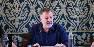 Cuenca, 29 de junio de 2026.- El alcalde Darío Dolz ha incidido hoy en los 22,5 millones de euros en inversiones previstas en la ciudad, una cifra “histórica que se ha logrado con gran esfuerzo y mucho trabajo”. Así lo ha señalado en el Debate sobre el Estado del Municipio, en el que se ha referido a la “magnífica evolución” de la ciudad en estos años, poniendo como ejemplo de la “nueva imagen” de Cuenca el Hospital Universitario, que funciona a pleno rendimiento. Más de 200 millones de euros de inversión para “un proyecto emblemático que es ya una realidad” tras un traslado “absolutamente ejemplar” de los servicios. “En el último Debate era una realidad inminente, pero hoy es tangible y evidente”, con más servicios, modernas instalaciones y tecnología de última generación. También el Plan XCuenca, subrayando cómo los terrenos de ADIF han comenzado a tomar forma con los dos aparcamientos y los avances en el vial a la estación del AVE con la próxima publicación en el Diario Oficial de Castilla-La Mancha por parte del Gobierno regional del estudio de alternativas; y las obras de accesibilidad al Casco, que “avanzan a su máxima capacidad”. Y la prioridad que ha sido y sigue siendo la mejora y transformación de los barrios, con actuaciones ejecutadas como la rehabilitación integral de La Paz, la renovación de la Plaza de Santa Ana, el paso peatonal bajo el Puente de la Trinidad, el bulevar de Cañadillas, la pasarela del Arco de Bezudo… Dolz se ha referido asimismo a las actuaciones en marcha o a punto de iniciarse, como la rehabilitación de Hurtado de Mendoza, la mejora de los accesos a Fuente del Oro, la mejora de firmes en Paseo de San Antonio, las obras en marcha de la futura Oficina de Empleo, las obras de gran envergadura de la Muralla. En este punto ha añadido las obras en pedanías, como a través del POS la mejora de parques públicos en Mohorte y Nohales; el acondicionamiento de calles en Cólliga, Tondos y Valdecabras; la mejora del alumbrado público en Colliguilla y La Melgosa; y la renovación de redes de agua en Villanueva de los Escuderos. También la inversión con fondos propios para el Consultorio Médico y de Usos Múltiples de Mohorte, y la finalización del frontón corto de Nohales. Y por supuesto, las actuaciones ya anunciadas y en tramitación como son la reforma de la zona centro y las inversiones de 3,9 millones para Tiradores Altos y Bajos, y 700.000 euros para Los Moralejos, poniendo en valor el convenio firmado con la Junta de Comunidades, así como los 10,7 millones de euros de inversión que se van a ejecutar gracias a los fondos europeos. Fondos con los que se va a acometer cambios en la zona del río Júcar para potenciarlo como catalizador social y ambiental, la gestión del Alfar de Pedro Mercedes, el Centro Social de San Antón o la rehabilitación del antiguo Icona con la vista puesta en convertirlo en sede de UFIL. Por su parte, con el Consorcio de la Ciudad de Cuenca se ha acometido ya la primera fase de rehabilitación de la Iglesia de la Virgen de la Luz; la reforma de la Casa de la Demandadera que acoge ya la segunda promoción del Centro de Creadores Contemporáneos de Cuenca; la avanzada rehabilitación del edificio de la UNED o las mejoras en el entorno del Santuario de las Angustias. Y con los Presupuestos Participativos están ya en licitación la ubicación de viales, pérgolas y zona biosaludable inclusiva en Las Cañadillas y la mejora del entorno urbano junto al Cadig Crisol. El alcalde ha subrayado que, además de las inversiones en infraestructuras, el mantenimiento urbano sigue siendo una constante, con 1,2 millones de euros anuales en los planes específicos, la rehabilitación de la Ronda Oeste por 350.000 euros, el plan de señalización por 150.000 euros anuales, el mantenimiento de áreas infantiles con 170.000 euros anuales y el de los centros escolares por 70.000 euros al año. Áreas infantiles Un apartado especial, ha dicho Dolz, merecen las áreas infantiles, “a las que hemos dado una vuelta completa”. En 2025 se invirtieron 700.000 euros para renovar 9 de ellas, ya en uso, en los Parques de Fátima, Príncipes, Moralejos, Europa y Cañadillas, y en Villa Luz, Plaza de San José Obrero de Las Quinientas, Plaza L’Aquila y pedanía de La Melgosa. Se sumarán en este 2026 la inversión de un millón de euros acometiendo un total de 12 nuevas áreas infantiles y 3 parques de calistenia. En concreto, se ubicarán en los Parques de Siglo XXI, San Fernando, Huécar, Adolfo Suárez, Santa Ana y Dos Ríos, en estos dos últimos casos también con calistenia. También en Cólliga, Colliguilla, Mohorte, Nohales, Tondos y Villanueva de los Escuderos, así como calistenia en La Melgosa. “Es movimiento económico y también trabajo para nuestras empresas” Dolz ha subrayado que “estamos orgullosos porque estas inversiones suponen avanzar en ese proyecto de ciudad que tenemos tan claro en nuestra cabeza”, añadiendo que “además, es movimiento económico, trabajo para nuestras empresas y mantenimiento de empleo, con lo que beneficia al conjunto de la ciudad”. Ha afirmado que “pese a todo, sabemos que no es suficiente y que hay que seguir trabajando porque nuestros barrios y pedanías necesitan mucha inversión, y no vamos a cejar en este empeño”.
