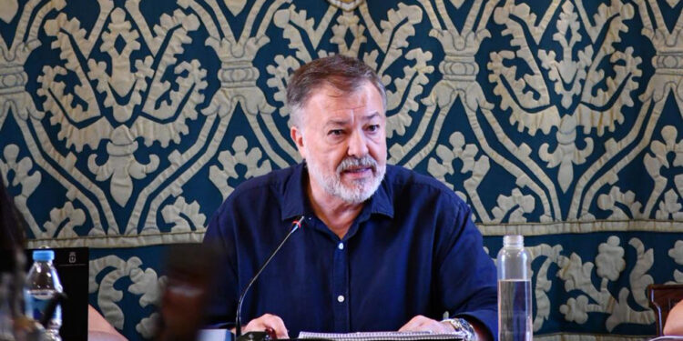 Cuenca, 29 de junio de 2026.- El alcalde Darío Dolz ha incidido hoy en los 22,5 millones de euros en inversiones previstas en la ciudad, una cifra “histórica que se ha logrado con gran esfuerzo y mucho trabajo”. Así lo ha señalado en el Debate sobre el Estado del Municipio, en el que se ha referido a la “magnífica evolución” de la ciudad en estos años, poniendo como ejemplo de la “nueva imagen” de Cuenca el Hospital Universitario, que funciona a pleno rendimiento. Más de 200 millones de euros de inversión para “un proyecto emblemático que es ya una realidad” tras un traslado “absolutamente ejemplar” de los servicios. “En el último Debate era una realidad inminente, pero hoy es tangible y evidente”, con más servicios, modernas instalaciones y tecnología de última generación. También el Plan XCuenca, subrayando cómo los terrenos de ADIF han comenzado a tomar forma con los dos aparcamientos y los avances en el vial a la estación del AVE con la próxima publicación en el Diario Oficial de Castilla-La Mancha por parte del Gobierno regional del estudio de alternativas; y las obras de accesibilidad al Casco, que “avanzan a su máxima capacidad”. Y la prioridad que ha sido y sigue siendo la mejora y transformación de los barrios, con actuaciones ejecutadas como la rehabilitación integral de La Paz, la renovación de la Plaza de Santa Ana, el paso peatonal bajo el Puente de la Trinidad, el bulevar de Cañadillas, la pasarela del Arco de Bezudo… Dolz se ha referido asimismo a las actuaciones en marcha o a punto de iniciarse, como la rehabilitación de Hurtado de Mendoza, la mejora de los accesos a Fuente del Oro, la mejora de firmes en Paseo de San Antonio, las obras en marcha de la futura Oficina de Empleo, las obras de gran envergadura de la Muralla. En este punto ha añadido las obras en pedanías, como a través del POS la mejora de parques públicos en Mohorte y Nohales; el acondicionamiento de calles en Cólliga, Tondos y Valdecabras; la mejora del alumbrado público en Colliguilla y La Melgosa; y la renovación de redes de agua en Villanueva de los Escuderos. También la inversión con fondos propios para el Consultorio Médico y de Usos Múltiples de Mohorte, y la finalización del frontón corto de Nohales. Y por supuesto, las actuaciones ya anunciadas y en tramitación como son la reforma de la zona centro y las inversiones de 3,9 millones para Tiradores Altos y Bajos, y 700.000 euros para Los Moralejos, poniendo en valor el convenio firmado con la Junta de Comunidades, así como los 10,7 millones de euros de inversión que se van a ejecutar gracias a los fondos europeos. Fondos con los que se va a acometer cambios en la zona del río Júcar para potenciarlo como catalizador social y ambiental, la gestión del Alfar de Pedro Mercedes, el Centro Social de San Antón o la rehabilitación del antiguo Icona con la vista puesta en convertirlo en sede de UFIL. Por su parte, con el Consorcio de la Ciudad de Cuenca se ha acometido ya la primera fase de rehabilitación de la Iglesia de la Virgen de la Luz; la reforma de la Casa de la Demandadera que acoge ya la segunda promoción del Centro de Creadores Contemporáneos de Cuenca; la avanzada rehabilitación del edificio de la UNED o las mejoras en el entorno del Santuario de las Angustias. Y con los Presupuestos Participativos están ya en licitación la ubicación de viales, pérgolas y zona biosaludable inclusiva en Las Cañadillas y la mejora del entorno urbano junto al Cadig Crisol. El alcalde ha subrayado que, además de las inversiones en infraestructuras, el mantenimiento urbano sigue siendo una constante, con 1,2 millones de euros anuales en los planes específicos, la rehabilitación de la Ronda Oeste por 350.000 euros, el plan de señalización por 150.000 euros anuales, el mantenimiento de áreas infantiles con 170.000 euros anuales y el de los centros escolares por 70.000 euros al año. Áreas infantiles Un apartado especial, ha dicho Dolz, merecen las áreas infantiles, “a las que hemos dado una vuelta completa”. En 2025 se invirtieron 700.000 euros para renovar 9 de ellas, ya en uso, en los Parques de Fátima, Príncipes, Moralejos, Europa y Cañadillas, y en Villa Luz, Plaza de San José Obrero de Las Quinientas, Plaza L’Aquila y pedanía de La Melgosa. Se sumarán en este 2026 la inversión de un millón de euros acometiendo un total de 12 nuevas áreas infantiles y 3 parques de calistenia. En concreto, se ubicarán en los Parques de Siglo XXI, San Fernando, Huécar, Adolfo Suárez, Santa Ana y Dos Ríos, en estos dos últimos casos también con calistenia. También en Cólliga, Colliguilla, Mohorte, Nohales, Tondos y Villanueva de los Escuderos, así como calistenia en La Melgosa. “Es movimiento económico y también trabajo para nuestras empresas” Dolz ha subrayado que “estamos orgullosos porque estas inversiones suponen avanzar en ese proyecto de ciudad que tenemos tan claro en nuestra cabeza”, añadiendo que “además, es movimiento económico, trabajo para nuestras empresas y mantenimiento de empleo, con lo que beneficia al conjunto de la ciudad”. Ha afirmado que “pese a todo, sabemos que no es suficiente y que hay que seguir trabajando porque nuestros barrios y pedanías necesitan mucha inversión, y no vamos a cejar en este empeño”.