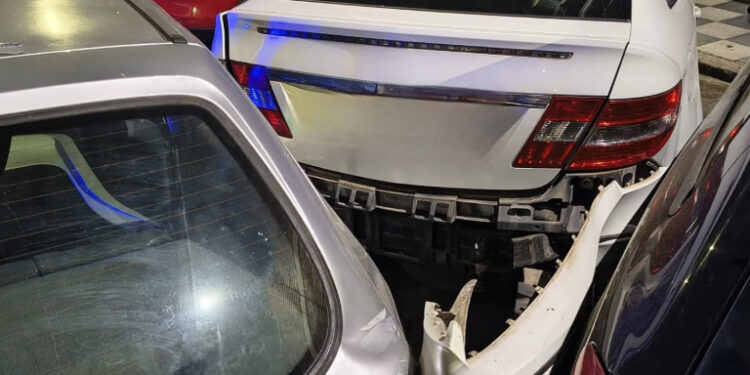 Detenido en Cuenca tras empotrar su coche contra cuatro vehículos en la calle Jorge Torner y agredir a un policía local 1 Un hombre ha sido detenido en la madrugada de este martes en Cuenca tras colisionar su vehículo contra cuatro turismos aparcados en la calle Jorge Torner. El suceso se produjo en torno a las 03:15 horas, momento en el que el conductor decidió abandonar su coche en el lugar del siniestro. Posteriormente, cuando una patrulla de la Policía Local y la grúa municipal procedían a retirar el vehículo de la calzada, el propietario regresó con una actitud muy agresiva para impedir la intervención. El individuo llegó a agredir a uno de los agentes, lo que motivó su arresto inmediato mientras las autoridades continúan investigando las causas del accidente. Este incidente refleja un patrón de siniestralidad nocturna que la Policía Local de Cuenca ha registrado en diversas ocasiones durante el último año. Según los balances de seguridad ciudadana documentados por Liberal de Castilla, las colisiones contra vehículos estacionados y el posterior intento de abandono del lugar por parte de los infractores se han convertido en una casuística reiterada en las madrugadas de la capital. Ante esta dinámica, las autoridades locales insisten en la obligación legal de seguir las indicaciones policiales y colaborar con los servicios de emergencia, recordando que recurrir a la violencia contra los agentes agrava de forma severa las consecuencias del siniestro inicial.