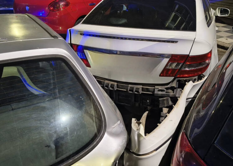 Un hombre ha sido detenido en la madrugada de este martes en Cuenca tras colisionar su vehículo contra cuatro turismos aparcados en la calle Jorge Torner. El suceso se produjo en torno a las 03:15 horas, momento en el que el conductor decidió abandonar su coche en el lugar del siniestro. Posteriormente, cuando una patrulla de la Policía Local y la grúa municipal procedían a retirar el vehículo de la calzada, el propietario regresó con una actitud muy agresiva para impedir la intervención. El individuo llegó a agredir a uno de los agentes, lo que motivó su arresto inmediato mientras las autoridades continúan investigando las causas del accidente. Este incidente refleja un patrón de siniestralidad nocturna que la Policía Local de Cuenca ha registrado en diversas ocasiones durante el último año. Según los balances de seguridad ciudadana documentados por Liberal de Castilla, las colisiones contra vehículos estacionados y el posterior intento de abandono del lugar por parte de los infractores se han convertido en una casuística reiterada en las madrugadas de la capital. Ante esta dinámica, las autoridades locales insisten en la obligación legal de seguir las indicaciones policiales y colaborar con los servicios de emergencia, recordando que recurrir a la violencia contra los agentes agrava de forma severa las consecuencias del siniestro inicial.