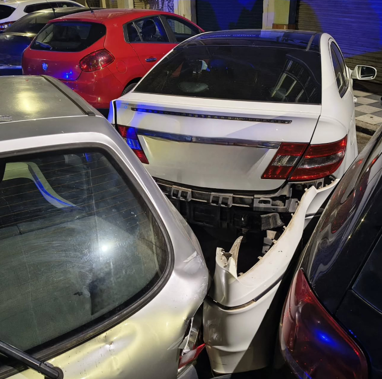 Detenido en Cuenca tras empotrar su coche contra cuatro vehículos en la calle Jorge Torner y agredir a un policía local