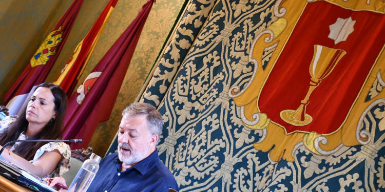 En el Debate sobre el Estado del Municipio el alcalde Darío Dolz ha informado sobre los refuerzos en los servicios de Protección Ciudadana, como las nuevas incorporaciones en el Servicio de Policía Local, con 10 efectivos nuevos y 6 que han promocionado. Asimismo, ha informado sobre la incorporación al parque móvil de este servicio de cinco coches y dos motocicletas, la adquisición de un grupo electrógeno (necesario tras constatarse con el apagón) y la próxima adquisición de uniformidad por 180.000 euros durante tres años. Por su parte, ha continuado Dolz, para Bomberos se ha adquirido un vehículo 4x4 especial de rescate y salvamento por 85.900 euros, así como prendas de uniformidad y equipos de protección individual con un presupuesto de 412.000 euros. Además, se ha referido al Instagram puesto en marcha por Policía Local “que se ha convertido en un referente para la ciudadanía”, así como la labor que están llevando a cabo en cuanto a sensibilización sobre el uso de los Vehículos de Movilidad Personal. Especial hincapié ha hecho en el trabajo de estos cuerpos de Seguridad Ciudadana, junto a otros servicios municipales como Obras, Parques y Jardines, la empresa de Parques y Jardines Cauler y la de Limpieza FCC, en los episodios de sucesivas borrascas y avisos meteorológicos, que han conllevado también el crecimiento del caudal del Júcar. Como ejemplo, Dolz ha puesto el periodo en el que se activó el Pemuvi en fase de alerta el 22 de enero y no se desactivó hasta el 16 de febrero, incluyendo el envío de un ES-Alert. En el área de Personal, Darío Dolz ha informado de que las Ofertas Públicas de Empleo de 2022 y 2023 se han ejecutado de forma íntegra, con el mismo número de plazas en ambos casos, 26; mientras que en la de 2024 se han ofertado 27 vacantes. Se suma a estos datos que la ejecución de estas OPE, ha destacado el alcalde, “ha facilitado la creación de bolsa de trabajo para nombramientos interinos o contrataciones temporales” en distintas categorías. Gran esfuerzo en Servicios Sociales El alcalde se ha referido al “grandísimo esfuerzo” por parte del Área de Intervención Social en lo que se refiere al proceso de regularización extraordinaria de migrantes, reforzando el servicio para la emisión de informes de vulnerabilidad y para asesorar a las personas interesadas. Dolz ha incidido en la importancia de los diferentes programas y servicios que se dan a través de esta área, como el de Ayuda a Domicilio, que en 2025 ha atendido a 2.742 personas con un total de 63.885 horas. Además, los proyectos Convive, Plan Corresponsables con el Centro Concilia también durante el verano, Diviértete Aprendiendo…, entre muchos otros. Los Consejos Municipales, ha subrayado el alcalde, “siguen haciendo un destacado trabajo”. Como ejemplos recientes, la renovación de los miembros del de Infancia y Juventud; la Jornada de Convivencia del de Mayores; o el mural por la igualdad realizado por Cristina Domínguez, Crisdose. Dolz ha hecho especial hincapié en el Programa de Envejecimiento Activo junto a Cruz Roja, que promueve actividades de memoria, bienestar emocional, senderismo, excursiones… a mayores de 60 años. Así como también en la ampliación de servicios en el Centro de Mayores de Las Quinientas, “que ya cuenta con servicios de podología y peluquería que se suman a las actividades y talleres que se llevan a cabo ç de competencias digitales, gimnasia, baile, talleres de memoria, talleres artesanales, club de lectura… Y ahora un paso más como es la licitación para el arrendamiento de cafetería, para dar aún más vida a este recurso”.