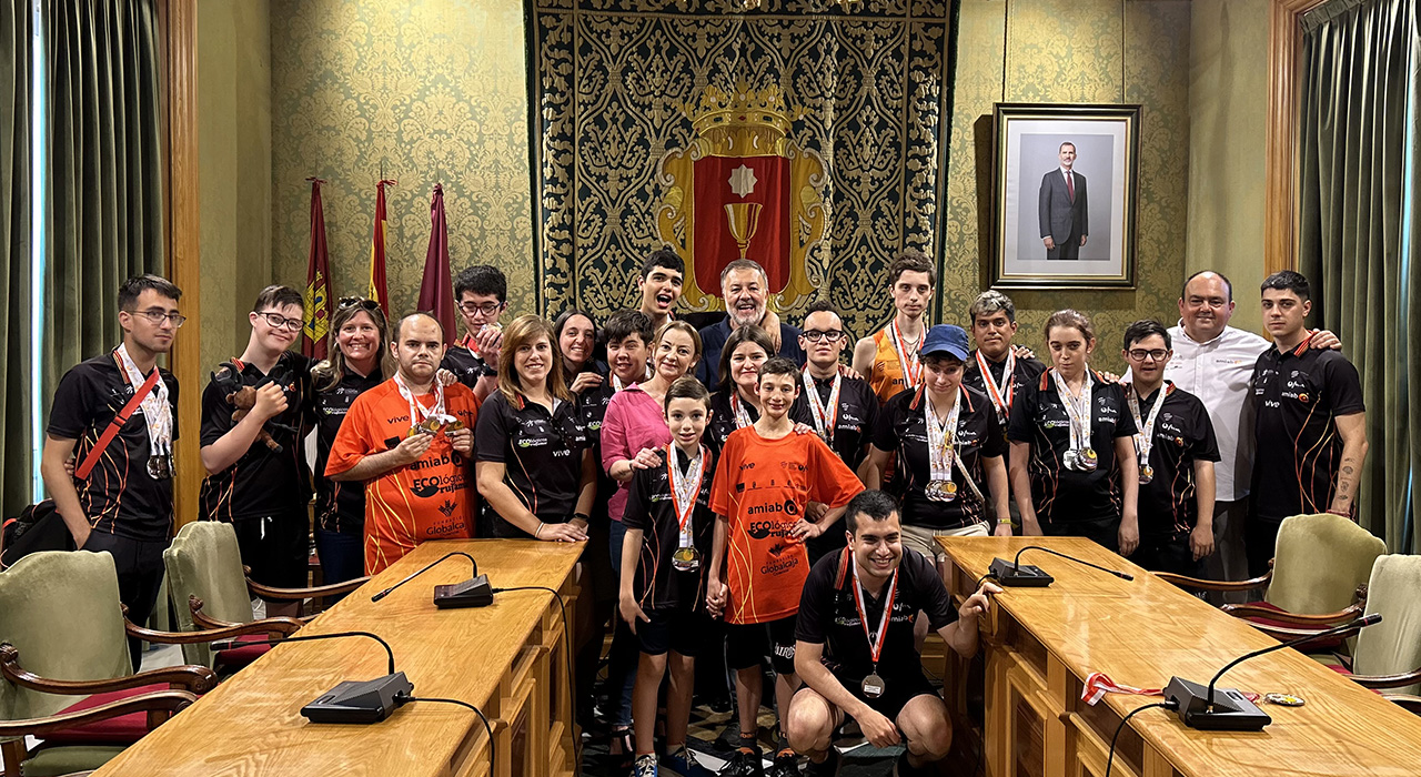 Dolz felicita al club deportivo amiab por su medio centenar de medallas y cinco podios logrados en el Campeonato de Atletismo de Fecam 2 Dolz felicita al club deportivo amiab por su medio centenar de medallas y cinco podios logrados en el Campeonato de Atletismo de Fecam