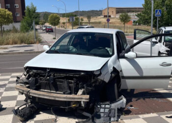 Un accidente de tráfico ocurrido durante la mañana de hoy ha dejado a dos conductores heridos tras la colisión de sus respectivos turismos. El siniestro se ha producido en la ciudad de Cuenca, concretamente en la intersección que une la calle Magdalena de Santiago-Fuentes con la calle De Leonor Plantagenet. Efectivos de la Policía Local de Cuenca se han desplazado hasta el lugar de los hechos para iniciar las diligencias correspondientes e investigar las causas exactas que han provocado el fuerte impacto entre ambos vehículos. Tras una primera asistencia en el lugar del accidente, los servicios de emergencia han trasladado a los dos conductores afectados al Hospital Universitario de Cuenca para realizarles una valoración médica completa. Tal y como recoge el archivo de liberaldecastilla.com, la seguridad vial y el control de tráfico en las intersecciones urbanas de Cuenca han protagonizado diversas coberturas a lo largo del último año. Los registros históricos de este medio muestran una tendencia de incidencias similares en cruces de la capital que precisan la rápida intervención de la unidad de atestados y ambulancias. Esta evolución subraya la importancia de los continuos llamamientos de seguridad por parte de las autoridades locales, quienes insisten en la necesidad de extremar la precaución al volante y respetar la señalización para reducir la siniestralidad en el casco urbano.