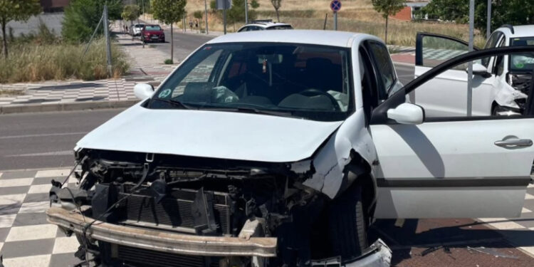 Un accidente de tráfico ocurrido durante la mañana de hoy ha dejado a dos conductores heridos tras la colisión de sus respectivos turismos. El siniestro se ha producido en la ciudad de Cuenca, concretamente en la intersección que une la calle Magdalena de Santiago-Fuentes con la calle De Leonor Plantagenet. Efectivos de la Policía Local de Cuenca se han desplazado hasta el lugar de los hechos para iniciar las diligencias correspondientes e investigar las causas exactas que han provocado el fuerte impacto entre ambos vehículos. Tras una primera asistencia en el lugar del accidente, los servicios de emergencia han trasladado a los dos conductores afectados al Hospital Universitario de Cuenca para realizarles una valoración médica completa. Tal y como recoge el archivo de liberaldecastilla.com, la seguridad vial y el control de tráfico en las intersecciones urbanas de Cuenca han protagonizado diversas coberturas a lo largo del último año. Los registros históricos de este medio muestran una tendencia de incidencias similares en cruces de la capital que precisan la rápida intervención de la unidad de atestados y ambulancias. Esta evolución subraya la importancia de los continuos llamamientos de seguridad por parte de las autoridades locales, quienes insisten en la necesidad de extremar la precaución al volante y respetar la señalización para reducir la siniestralidad en el casco urbano.
