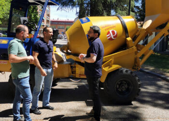 El Ayuntamiento de Azuqueca incorpora un furgón y una autohormigonera al departamento municipal de Vías y Obras