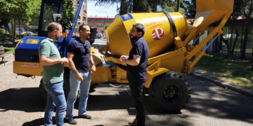 El Ayuntamiento de Azuqueca incorpora un furgón y una autohormigonera al departamento municipal de Vías y Obras