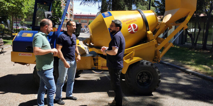 El Ayuntamiento de Azuqueca incorpora un furgón y una autohormigonera al departamento municipal de Vías y Obras 1 El Ayuntamiento de Azuqueca incorpora un furgón y una autohormigonera al departamento municipal de Vías y Obras