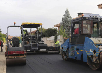 Las obras renovarán cerca de 20.000 metros cuadrados de calzadas, y se ejecutarán entre junio y julio El Ayuntamiento de Cabanillas del Campo está a punto de arrancar en estos días una nueva campaña de renovación de asfaltados, que permitirá actuar finalmente en un total de 13 viales del municipio, dentro del plan continuado de mejora de infraestructuras urbanas que el consistorio viene desarrollando en los últimos años, con cientos de calles que han recibido nuevos asfaltados. Así, la campaña de asfaltados de este verano llegará a los siguientes viales: Camino de las Peñas, San Sebastián, Goya, Velázquez, Miró, Madrazo, Joaquín Turina, Clavelinas, Carramonte, Valdemoma, Carretera de Marchamalo, calle Santa Ana y calle Londres. Esta nueva actuación tiene como origen una licitación pública convocada por el Ayuntamiento el pasado mes de diciembre para la renovación de la capa de rodadura de once calles de la localidad. Tras completarse el procedimiento administrativo y la correspondiente adjudicación de las obras, los trabajos comenzarán ahora con un calendario de ejecución previsto entre mediados de junio y mediados de julio. Cabe reseñar que, a las once calles inicialmente incluidas en el proyecto que salió a licitación, se suman finalmente otras dos actuaciones adicionales. Por un lado, se ha incorporado de urgencia el reasfaltado de un tramo de la calle Santa Ana (entre la Farmacia Santa Ana y el Centro Social Polivalente). Y por otro, también se ejecutará el asfaltado de la calle Londres, una actuación financiada desde la Diputación Provincial de Guadalajara a través de sus Planes Provinciales. Los trabajos contemplan el fresado de los pavimentos deteriorados, el recrecido de tapas y registros, la extensión de una nueva capa de aglomerado asfáltico y el posterior repintado de la señalización horizontal. En algunos puntos también se acometerán actuaciones complementarias para mejorar la seguridad vial y la funcionalidad de los viales. Según el calendario previsto, las labores comenzarán con los trabajos preparatorios y de fresado durante la segunda quincena de junio, mientras que las tareas de asfaltado se desarrollarán principalmente entre finales de junio y los primeros días de julio. Posteriormente se ejecutará la renovación de la señalización horizontal, completándose toda la actuación a lo largo del mes de julio. La licitación de estas obras fue publicada a finales de 2025 con un presupuesto base de 382.538,92 euros, destinado a renovar una superficie cercana a los 20.000 metros cuadrados de calzada. El proyecto técnico fue redactado por la empresa «E3 Ingeniería y Prevención Sanz SL». Tras el proceso de contratación pública, la actuación ha sido adjudicada a la empresa «Trabajos Bituminosos SLU», por un montante final de algo más de 275.000 euros (sin contar la aportación de Diputación). La intervención permitirá mejorar el estado del firme en distintos puntos del municipio donde el paso del tiempo y el uso continuado habían provocado deformaciones, fisuras y desgaste de la capa de rodadura. Cien calles reasfaltadas en menos de tres años Esta nueva campaña se enmarca en el ambicioso programa municipal de renovación de infraestructuras viarias que el Ayuntamiento de Cabanillas del Campo viene desarrollando en los últimos años y que ha supuesto una de las mayores inversiones en mantenimiento urbano de la historia reciente de la localidad. Cabe recordar que en 2023 se ejecutó una importante operación de asfaltado que alcanzó 41 calles del municipio. Posteriormente, durante 2025, se desarrolló la mayor campaña de asfaltados realizada hasta la fecha en Cabanillas, con la renovación de otras 42 calles repartidas por distintos barrios y urbanizaciones. Aquellas actuaciones elevaron a 83 los viales renovados en apenas dos años. Con la licitación de otras once calles anunciada el pasado diciembre se alcanzaban ya 94 calles incluidas en el plan municipal de reasfaltados en menos de tres años. La incorporación ahora de las actuaciones de Santa Ana y Londres permite seguir ampliando esta cifra, que roza el centenar de calles mejoradas en menos de tres años. Además de las vías citadas, el Ayuntamiento ya ha preparado la documentación para sacar una nueva licitación antes de que finalice el año, en diciembre de 2026, y que se ejecutará a comienzos de 2027 en calles como Alonso de Ercilla, Río Nervión, Rio Sella, Luxemburgo, Acacias, Virgen de la Antigua, Congostrina, Zaorejas, Estocolmo, Soledad y calle Zalagarda; además del carril bici en el tramo que va desde el Mercadona hasta el nuevo Centro de Salud, por Avenida de Guadalajara y calle Carretera de Marchamalo, y otras muchas vías más. El Ayuntamiento destaca que este esfuerzo inversor responde al compromiso de mantener en óptimas condiciones la red viaria municipal, mejorando la seguridad, la comodidad de la circulación y la imagen urbana de la localidad, mediante una planificación continuada que está permitiendo renovar progresivamente cientos de tramos de calles repartidos por todos los barrios de Cabanillas del Campo.