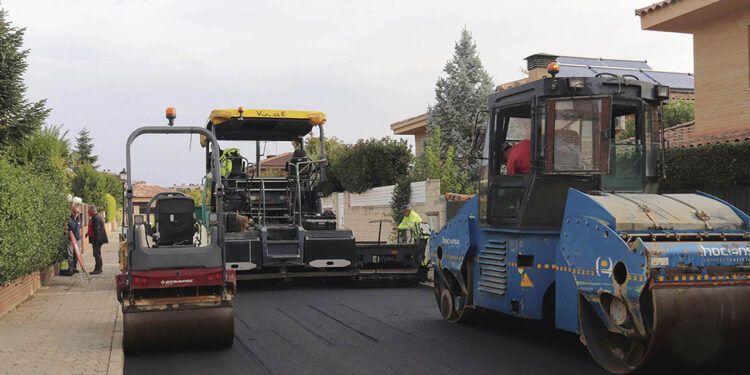El Ayuntamiento de Cabanillas del Campo inicia una nueva campaña de asfaltado en 13 viales del municipio 1 Las obras renovarán cerca de 20.000 metros cuadrados de calzadas, y se ejecutarán entre junio y julio El Ayuntamiento de Cabanillas del Campo está a punto de arrancar en estos días una nueva campaña de renovación de asfaltados, que permitirá actuar finalmente en un total de 13 viales del municipio, dentro del plan continuado de mejora de infraestructuras urbanas que el consistorio viene desarrollando en los últimos años, con cientos de calles que han recibido nuevos asfaltados. Así, la campaña de asfaltados de este verano llegará a los siguientes viales: Camino de las Peñas, San Sebastián, Goya, Velázquez, Miró, Madrazo, Joaquín Turina, Clavelinas, Carramonte, Valdemoma, Carretera de Marchamalo, calle Santa Ana y calle Londres. Esta nueva actuación tiene como origen una licitación pública convocada por el Ayuntamiento el pasado mes de diciembre para la renovación de la capa de rodadura de once calles de la localidad. Tras completarse el procedimiento administrativo y la correspondiente adjudicación de las obras, los trabajos comenzarán ahora con un calendario de ejecución previsto entre mediados de junio y mediados de julio. Cabe reseñar que, a las once calles inicialmente incluidas en el proyecto que salió a licitación, se suman finalmente otras dos actuaciones adicionales. Por un lado, se ha incorporado de urgencia el reasfaltado de un tramo de la calle Santa Ana (entre la Farmacia Santa Ana y el Centro Social Polivalente). Y por otro, también se ejecutará el asfaltado de la calle Londres, una actuación financiada desde la Diputación Provincial de Guadalajara a través de sus Planes Provinciales. Los trabajos contemplan el fresado de los pavimentos deteriorados, el recrecido de tapas y registros, la extensión de una nueva capa de aglomerado asfáltico y el posterior repintado de la señalización horizontal. En algunos puntos también se acometerán actuaciones complementarias para mejorar la seguridad vial y la funcionalidad de los viales. Según el calendario previsto, las labores comenzarán con los trabajos preparatorios y de fresado durante la segunda quincena de junio, mientras que las tareas de asfaltado se desarrollarán principalmente entre finales de junio y los primeros días de julio. Posteriormente se ejecutará la renovación de la señalización horizontal, completándose toda la actuación a lo largo del mes de julio. La licitación de estas obras fue publicada a finales de 2025 con un presupuesto base de 382.538,92 euros, destinado a renovar una superficie cercana a los 20.000 metros cuadrados de calzada. El proyecto técnico fue redactado por la empresa «E3 Ingeniería y Prevención Sanz SL». Tras el proceso de contratación pública, la actuación ha sido adjudicada a la empresa «Trabajos Bituminosos SLU», por un montante final de algo más de 275.000 euros (sin contar la aportación de Diputación). La intervención permitirá mejorar el estado del firme en distintos puntos del municipio donde el paso del tiempo y el uso continuado habían provocado deformaciones, fisuras y desgaste de la capa de rodadura. Cien calles reasfaltadas en menos de tres años Esta nueva campaña se enmarca en el ambicioso programa municipal de renovación de infraestructuras viarias que el Ayuntamiento de Cabanillas del Campo viene desarrollando en los últimos años y que ha supuesto una de las mayores inversiones en mantenimiento urbano de la historia reciente de la localidad. Cabe recordar que en 2023 se ejecutó una importante operación de asfaltado que alcanzó 41 calles del municipio. Posteriormente, durante 2025, se desarrolló la mayor campaña de asfaltados realizada hasta la fecha en Cabanillas, con la renovación de otras 42 calles repartidas por distintos barrios y urbanizaciones. Aquellas actuaciones elevaron a 83 los viales renovados en apenas dos años. Con la licitación de otras once calles anunciada el pasado diciembre se alcanzaban ya 94 calles incluidas en el plan municipal de reasfaltados en menos de tres años. La incorporación ahora de las actuaciones de Santa Ana y Londres permite seguir ampliando esta cifra, que roza el centenar de calles mejoradas en menos de tres años. Además de las vías citadas, el Ayuntamiento ya ha preparado la documentación para sacar una nueva licitación antes de que finalice el año, en diciembre de 2026, y que se ejecutará a comienzos de 2027 en calles como Alonso de Ercilla, Río Nervión, Rio Sella, Luxemburgo, Acacias, Virgen de la Antigua, Congostrina, Zaorejas, Estocolmo, Soledad y calle Zalagarda; además del carril bici en el tramo que va desde el Mercadona hasta el nuevo Centro de Salud, por Avenida de Guadalajara y calle Carretera de Marchamalo, y otras muchas vías más. El Ayuntamiento destaca que este esfuerzo inversor responde al compromiso de mantener en óptimas condiciones la red viaria municipal, mejorando la seguridad, la comodidad de la circulación y la imagen urbana de la localidad, mediante una planificación continuada que está permitiendo renovar progresivamente cientos de tramos de calles repartidos por todos los barrios de Cabanillas del Campo.