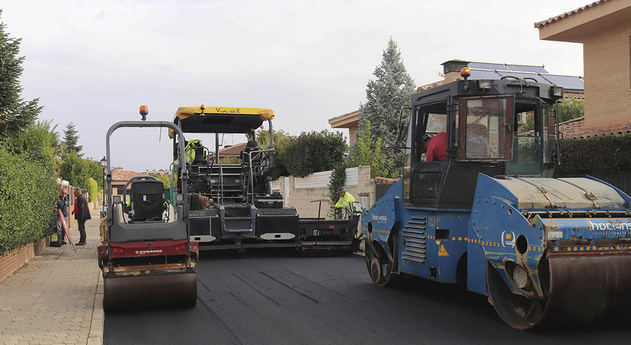 El Ayuntamiento de Cabanillas del Campo inicia una nueva campaña de asfaltado en 13 viales del municipio 2 Las obras renovarán cerca de 20.000 metros cuadrados de calzadas, y se ejecutarán entre junio y julioEl Ayuntamiento de Cabanillas del Campo está a punto de arrancar en estos días una nueva campaña de renovación de asfaltados, que permitirá actuar finalmente en un total de 13 viales del municipio, dentro del plan continuado de mejora de infraestructuras urbanas que el consistorio viene desarrollando en los últimos años, con cientos de calles que han recibido nuevos asfaltados.Así, la campaña de asfaltados de este verano llegará a los siguientes viales: Camino de las Peñas, San Sebastián, Goya, Velázquez, Miró, Madrazo, Joaquín Turina, Clavelinas, Carramonte, Valdemoma, Carretera de Marchamalo, calle Santa Ana y calle Londres.Esta nueva actuación tiene como origen una licitación pública convocada por el Ayuntamiento el pasado mes de diciembre para la renovación de la capa de rodadura de once calles de la localidad. Tras completarse el procedimiento administrativo y la correspondiente adjudicación de las obras, los trabajos comenzarán ahora con un calendario de ejecución previsto entre mediados de junio y mediados de julio.Cabe reseñar que, a las once calles inicialmente incluidas en el proyecto que salió a licitación, se suman finalmente otras dos actuaciones adicionales. Por un lado, se ha incorporado de urgencia el reasfaltado de un tramo de la calle Santa Ana (entre la Farmacia Santa Ana y el Centro Social Polivalente). Y por otro, también se ejecutará el asfaltado de la calle Londres, una actuación financiada desde la Diputación Provincial de Guadalajara a través de sus Planes Provinciales.Los trabajos contemplan el fresado de los pavimentos deteriorados, el recrecido de tapas y registros, la extensión de una nueva capa de aglomerado asfáltico y el posterior repintado de la señalización horizontal. En algunos puntos también se acometerán actuaciones complementarias para mejorar la seguridad vial y la funcionalidad de los viales. Según el calendario previsto, las labores comenzarán con los trabajos preparatorios y de fresado durante la segunda quincena de junio, mientras que las tareas de asfaltado se desarrollarán principalmente entre finales de junio y los primeros días de julio. Posteriormente se ejecutará la renovación de la señalización horizontal, completándose toda la actuación a lo largo del mes de julio.La licitación de estas obras fue publicada a finales de 2025 con un presupuesto base de 382.538,92 euros, destinado a renovar una superficie cercana a los 20.000 metros cuadrados de calzada. El proyecto técnico fue redactado por la empresa «E3 Ingeniería y Prevención Sanz SL». Tras el proceso de contratación pública, la actuación ha sido adjudicada a la empresa «Trabajos Bituminosos SLU», por un montante final de algo más de 275.000 euros (sin contar la aportación de Diputación).La intervención permitirá mejorar el estado del firme en distintos puntos del municipio donde el paso del tiempo y el uso continuado habían provocado deformaciones, fisuras y desgaste de la capa de rodadura.Cien calles reasfaltadas en menos de tres años
Esta nueva campaña se enmarca en el ambicioso programa municipal de renovación de infraestructuras viarias que el Ayuntamiento de Cabanillas del Campo viene desarrollando en los últimos años y que ha supuesto una de las mayores inversiones en mantenimiento urbano de la historia reciente de la localidad. Cabe recordar que en 2023 se ejecutó una importante operación de asfaltado que alcanzó 41 calles del municipio. Posteriormente, durante 2025, se desarrolló la mayor campaña de asfaltados realizada hasta la fecha en Cabanillas, con la renovación de otras 42 calles repartidas por distintos barrios y urbanizaciones.Aquellas actuaciones elevaron a 83 los viales renovados en apenas dos años. Con la licitación de otras once calles anunciada el pasado diciembre se alcanzaban ya 94 calles incluidas en el plan municipal de reasfaltados en menos de tres años. La incorporación ahora de las actuaciones de Santa Ana y Londres permite seguir ampliando esta cifra, que roza el centenar de calles mejoradas en menos de tres años.Además de las vías citadas, el Ayuntamiento ya ha preparado la documentación para sacar una nueva licitación antes de que finalice el año, en diciembre de 2026, y que se ejecutará a comienzos de 2027 en calles como Alonso de Ercilla, Río Nervión, Rio Sella, Luxemburgo, Acacias, Virgen de la Antigua, Congostrina, Zaorejas, Estocolmo, Soledad y calle Zalagarda; además del carril bici en el tramo que va desde el Mercadona hasta el nuevo Centro de Salud, por Avenida de Guadalajara y calle Carretera de Marchamalo, y otras muchas vías más.El Ayuntamiento destaca que este esfuerzo inversor responde al compromiso de mantener en óptimas condiciones la red viaria municipal, mejorando la seguridad, la comodidad de la circulación y la imagen urbana de la localidad, mediante una planificación continuada que está permitiendo renovar progresivamente cientos de tramos de calles repartidos por todos los barrios de Cabanillas del Campo.