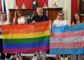 El Ayuntamiento de Cuenca se suma a la conmemoración del Orgullo LGTBIQ+ colgando la bandera de su fachada e iluminándola este fin de semana