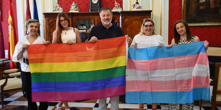 El Ayuntamiento de Cuenca se suma a la conmemoración del Orgullo LGTBIQ+ colgando la bandera de su fachada e iluminándola este fin de semana 1 El Ayuntamiento de Cuenca se suma a la conmemoración del Orgullo LGTBIQ+ colgando la bandera de su fachada e iluminándola este fin de semana