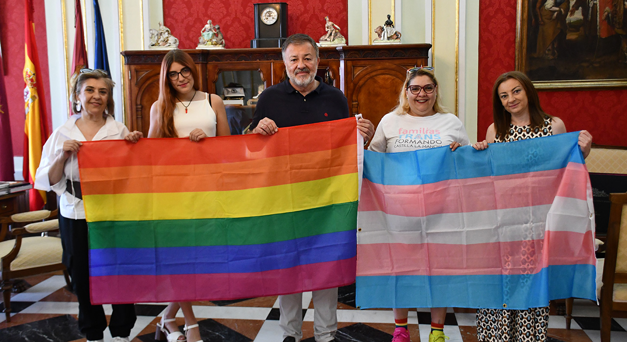 El Ayuntamiento de Cuenca se suma a la conmemoración del Orgullo LGTBIQ+ colgando la bandera de su fachada e iluminándola este fin de semana 2 El Ayuntamiento de Cuenca se suma a la conmemoración del Orgullo LGTBIQ+ colgando la bandera de su fachada e iluminándola este fin de semana