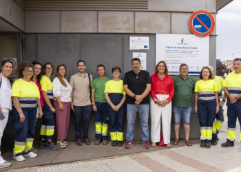 El municipio guadalajareño de Marchamalo ha puesto en marcha el programa 'Marchamalo Activa Plus', una iniciativa orientada a mejorar las perspectivas laborales de ocho personas en situación de desempleo. Este proyecto, que comenzó a finales de abril y se extenderá hasta el mes de octubre, cuenta con una financiación cercana a los 123.000 euros concedida por la Consejería de Economía, Empresas y Empleo. La delegada provincial del área, Susana Blas, y el alcalde de la localidad, Rafael Esteban, han visitado a los participantes para conocer el avance de sus actividades formativas. El objetivo central de esta acción, que consta de 236 horas lectivas, es que los alumnos obtengan un certificado de profesionalidad completo en la especialidad de limpieza en espacios abiertos e instalaciones industriales. Para asimilar estos conocimientos de manera efectiva, el programa alterna la instrucción teórica con el trabajo práctico. Actualmente, las labores de los alumnos ya benefician al municipio y son visibles en diversos espacios públicos, edificios municipales y calles de Marchamalo. Archivo y evolución Al revisar el archivo de noticias de Liberal de Castilla durante el último año, se observa una clara transformación en las políticas de inserción que llegan a la provincia de Guadalajara. La transición de los antiguos planes de empleo hacia la nueva modalidad de los 'Talleres+' demuestra una apuesta autonómica por la especialización técnica certificada. A lo largo de los últimos meses, hemos documentado cómo diversas localidades del Corredor del Henares han ido adaptando estas subvenciones para formar a los vecinos en oficios específicos que los polígonos de la zona realmente demandan. El taller de Marchamalo ilustra perfectamente esta evolución y forma parte de una inyección económica mucho más amplia en la comarca. De hecho, el Gobierno regional ha aprobado proyectos similares para una decena de municipios guadalajareños durante este año, sumando una inversión total de 1.306.541 euros. Esta trayectoria confirma que el objetivo ya no es solo ofrecer ocupación temporal, sino recualificar el talento local para lograr una reinserción definitiva en el mercado laboral privado.
